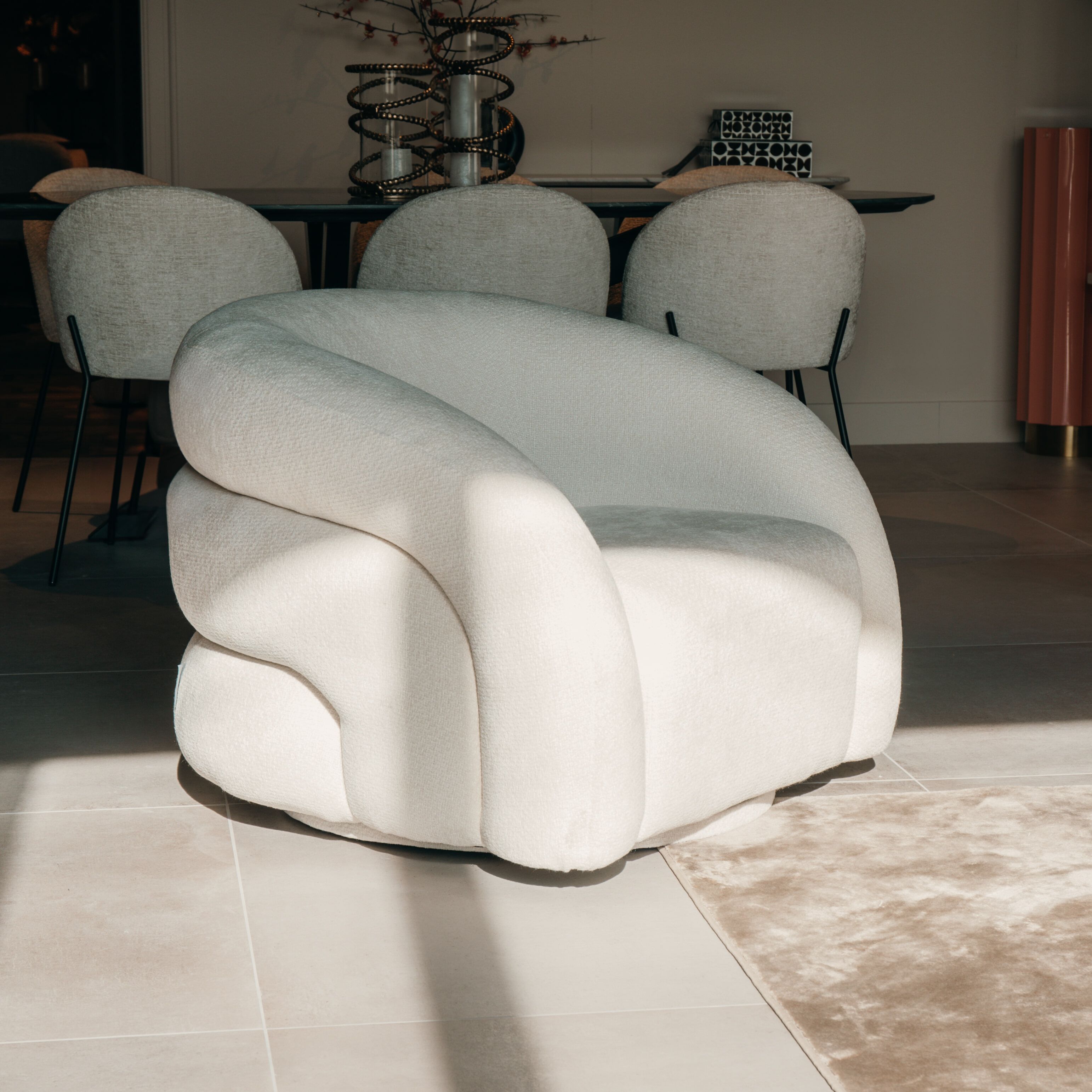 Richmond Draaifauteuil Arcus – Luxe wit gestoffeerd comfort voor elke woonkamer