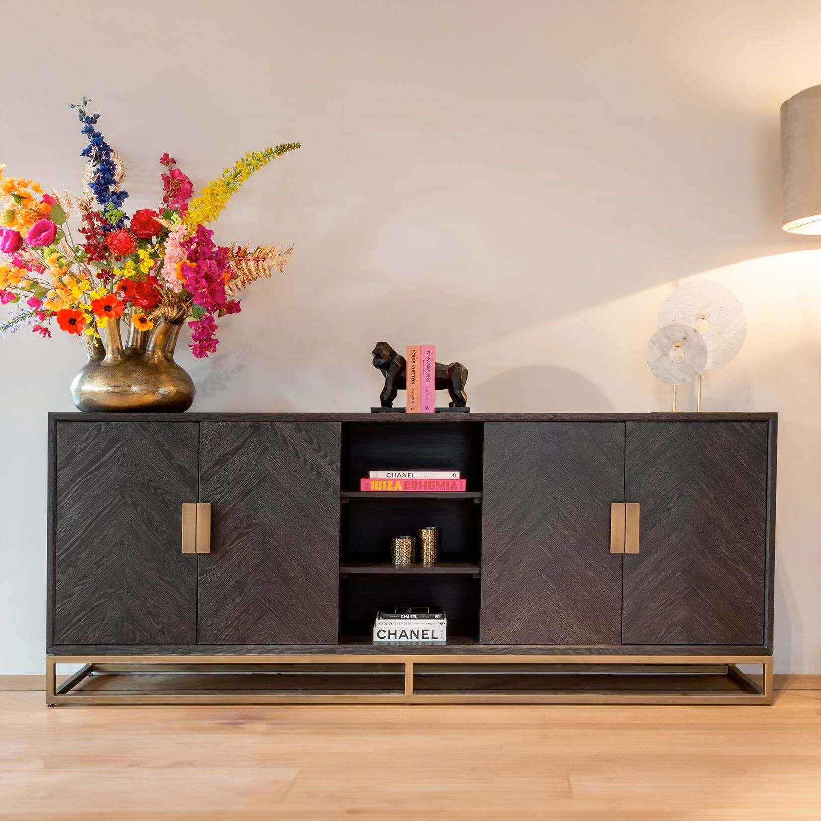 Richmond Dressoir Blackbone Brass – Elegant Zwart eiken met Goudkleurig RVS, 225 cm