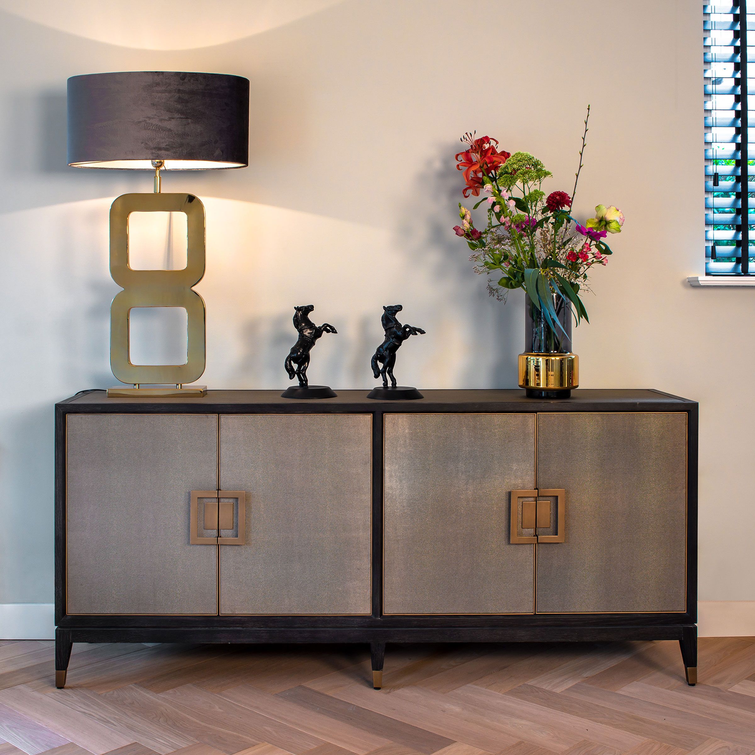 Richmond Dressoir Bloomingville – Luxe eikenhout met gouden accenten
