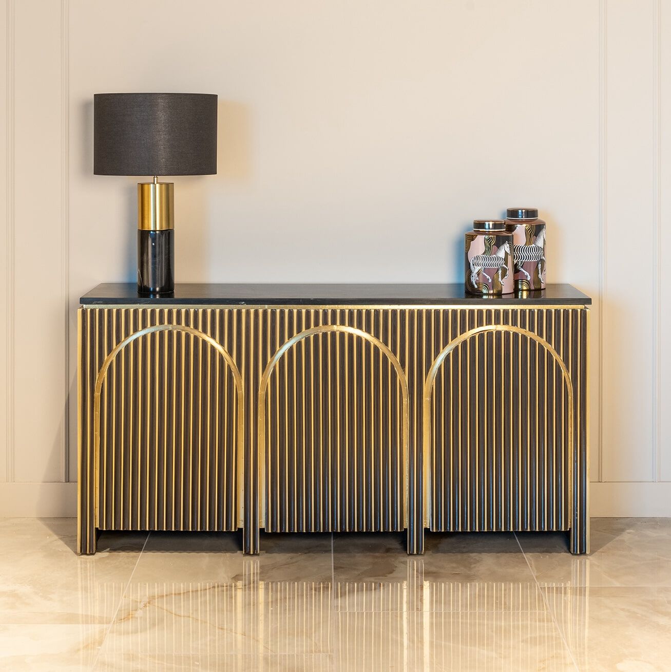 Richmond Dressoir Les Arcs – Timeless Elegance in Warm Goud
