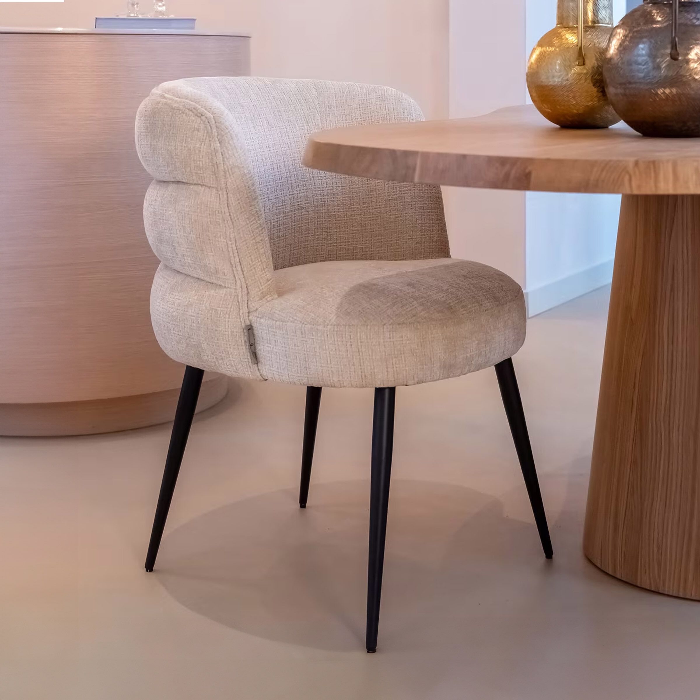 Richmond Interiors Stella eetkamerstoel – luxe chenille in Beige