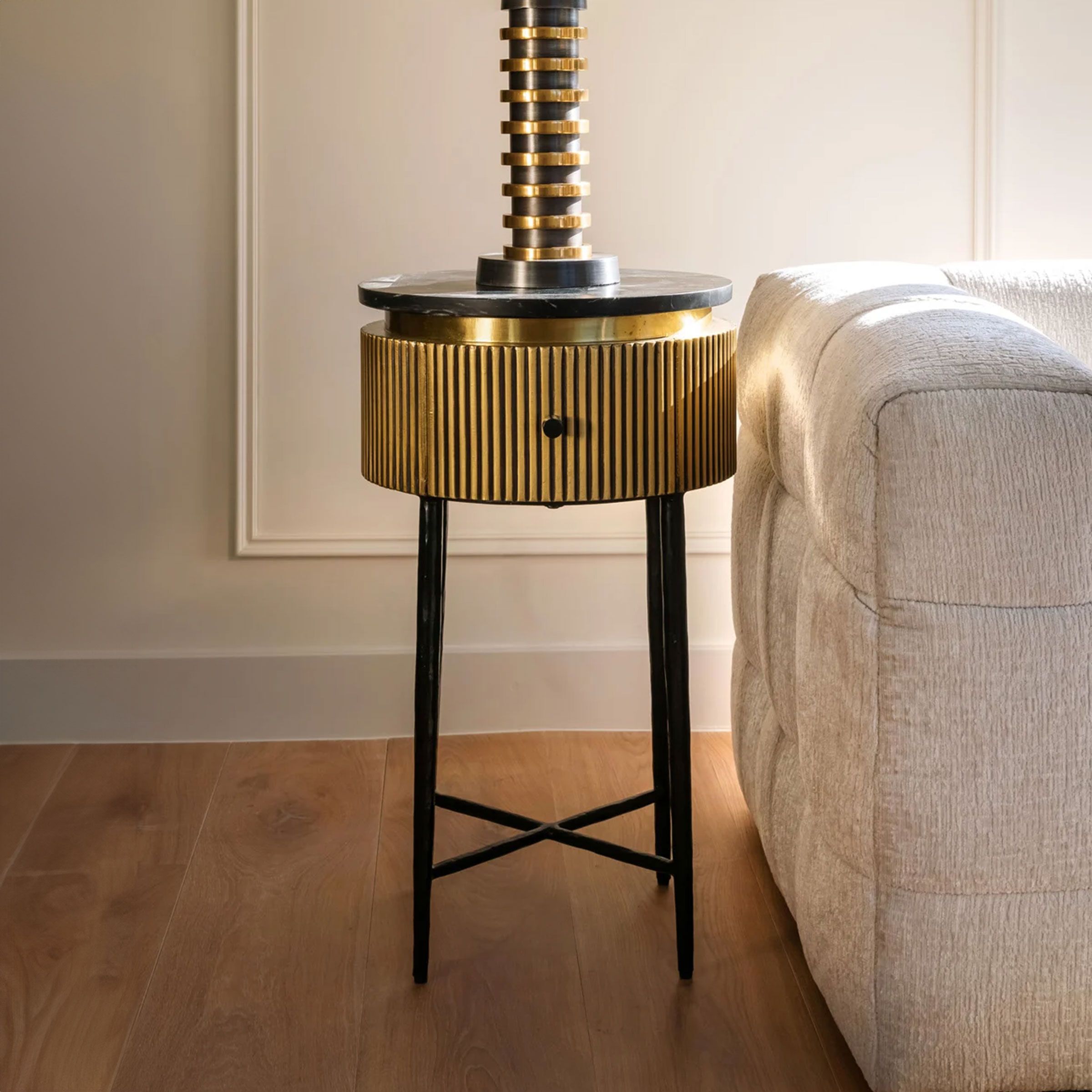 Richmond Ironville Bijzettafel – Ronde Marmeren Nachtkastje in Goud (40 cm)