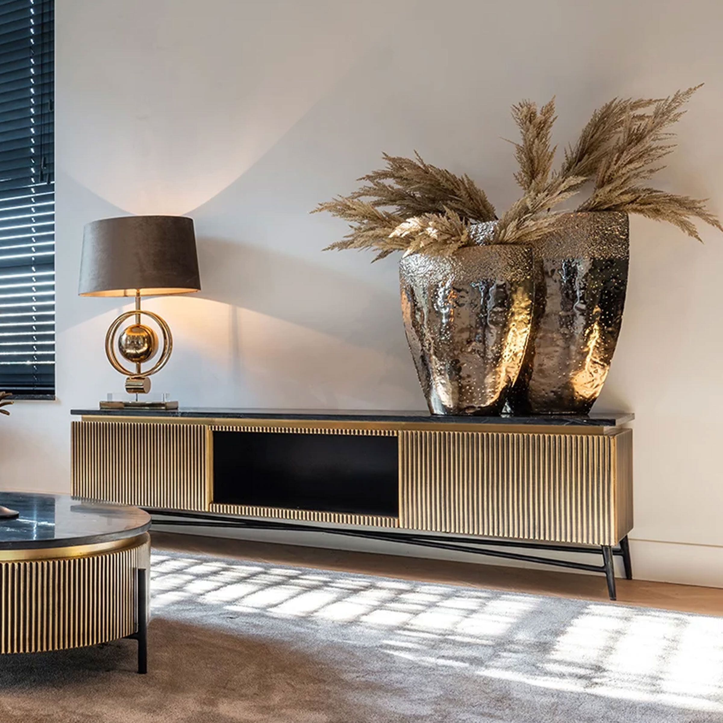 Richmond Ironville TV‑meubel 170 cm – Goud & Zwart Marmer – Mid‑Century Modern luxe
