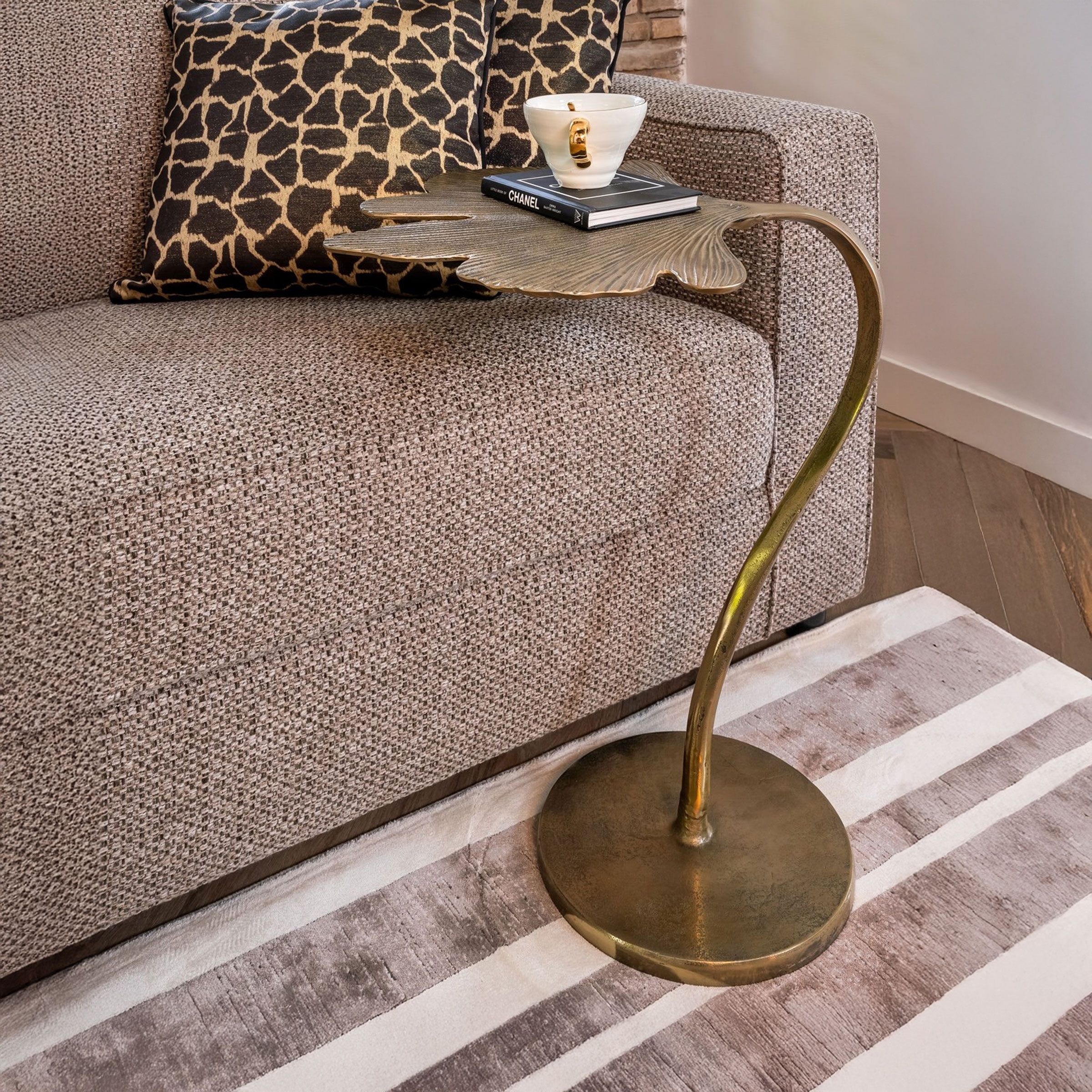 Richmond June bijzettafel – Compacte luxe in Brushed Gold
