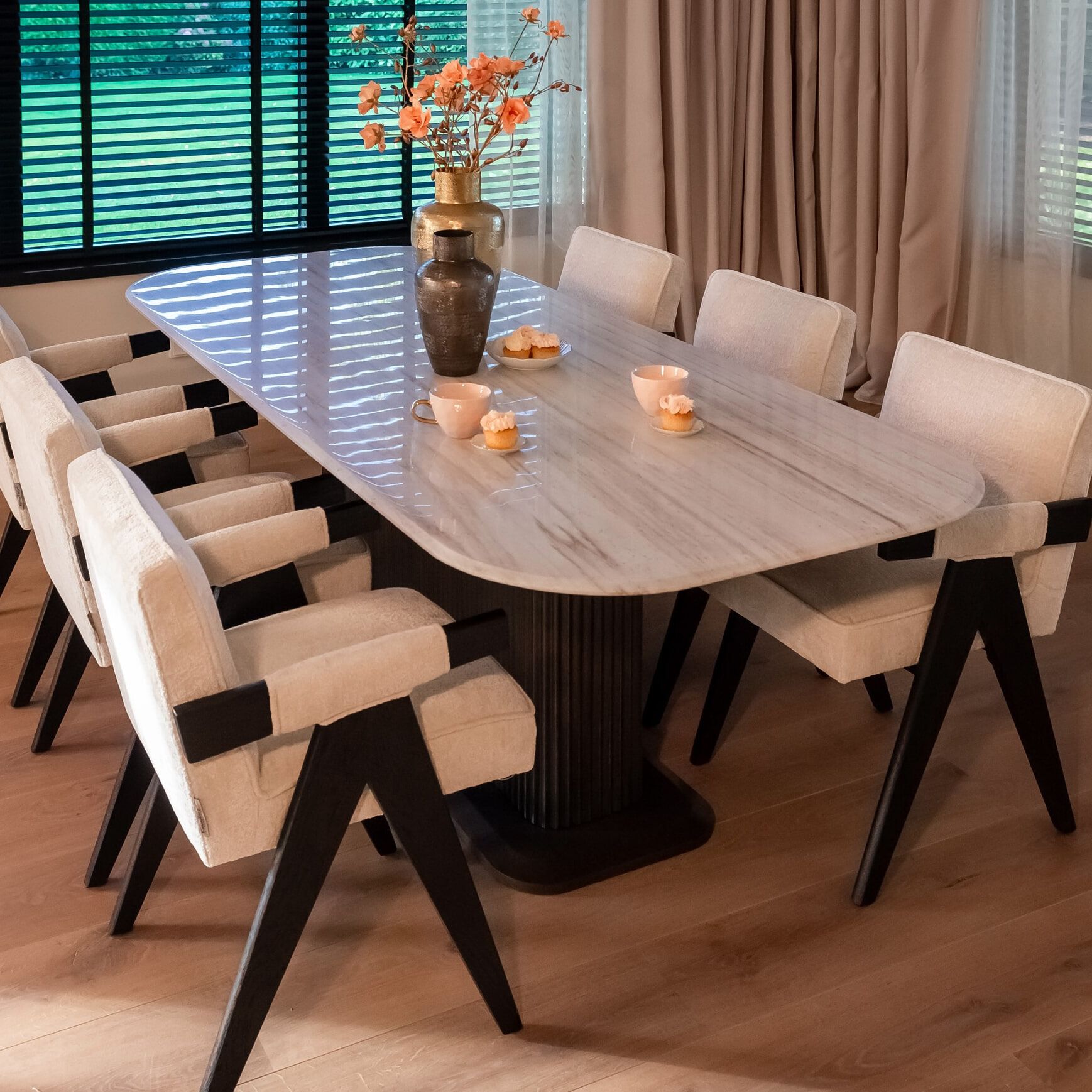 Richmond Mayfield Eettafel – Luxe Marmeren Blad met Mangohouten Basis (230×100 cm)