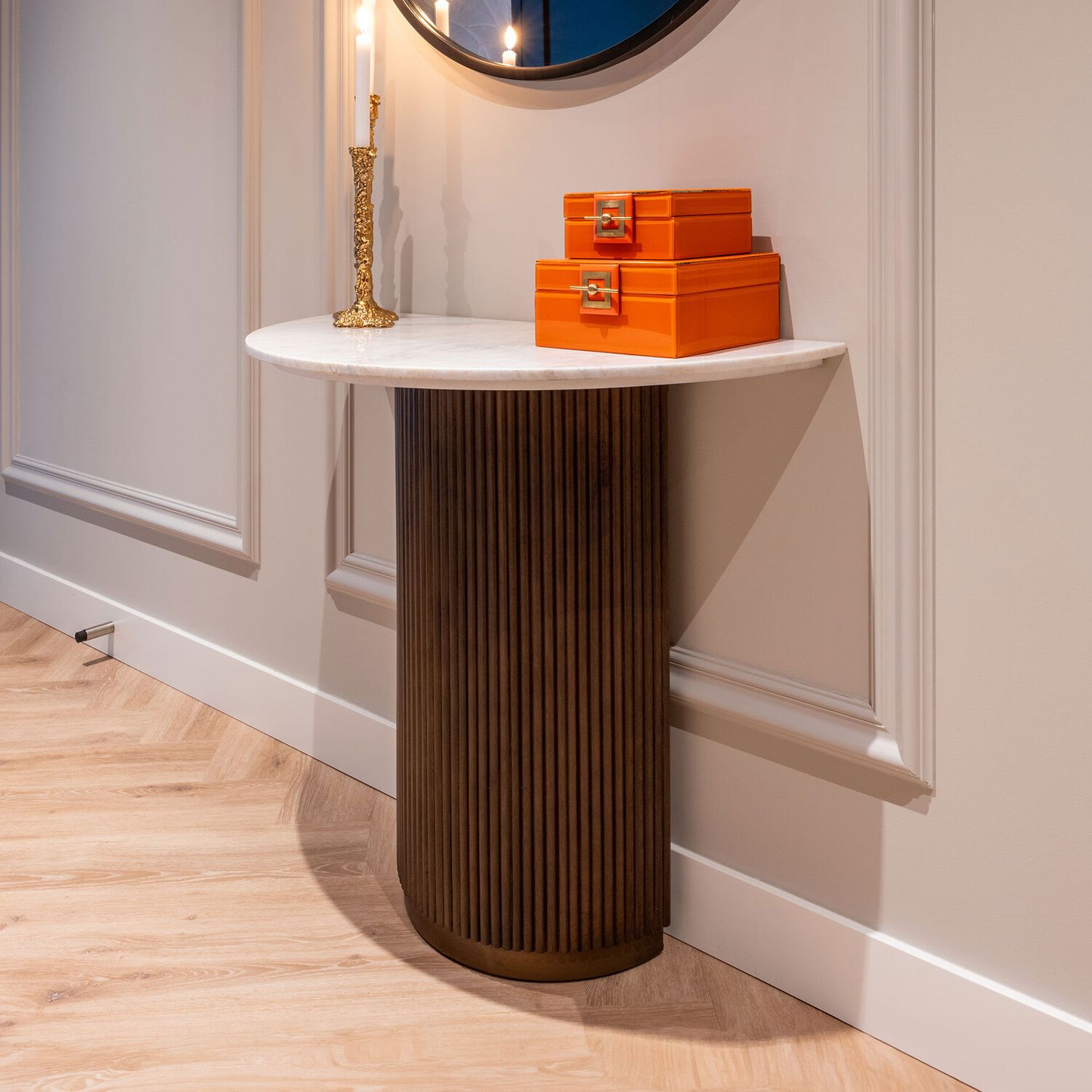 Richmond Mayfield halfronde sidetable – luxueus marmer & warm mangohout, 90 cm