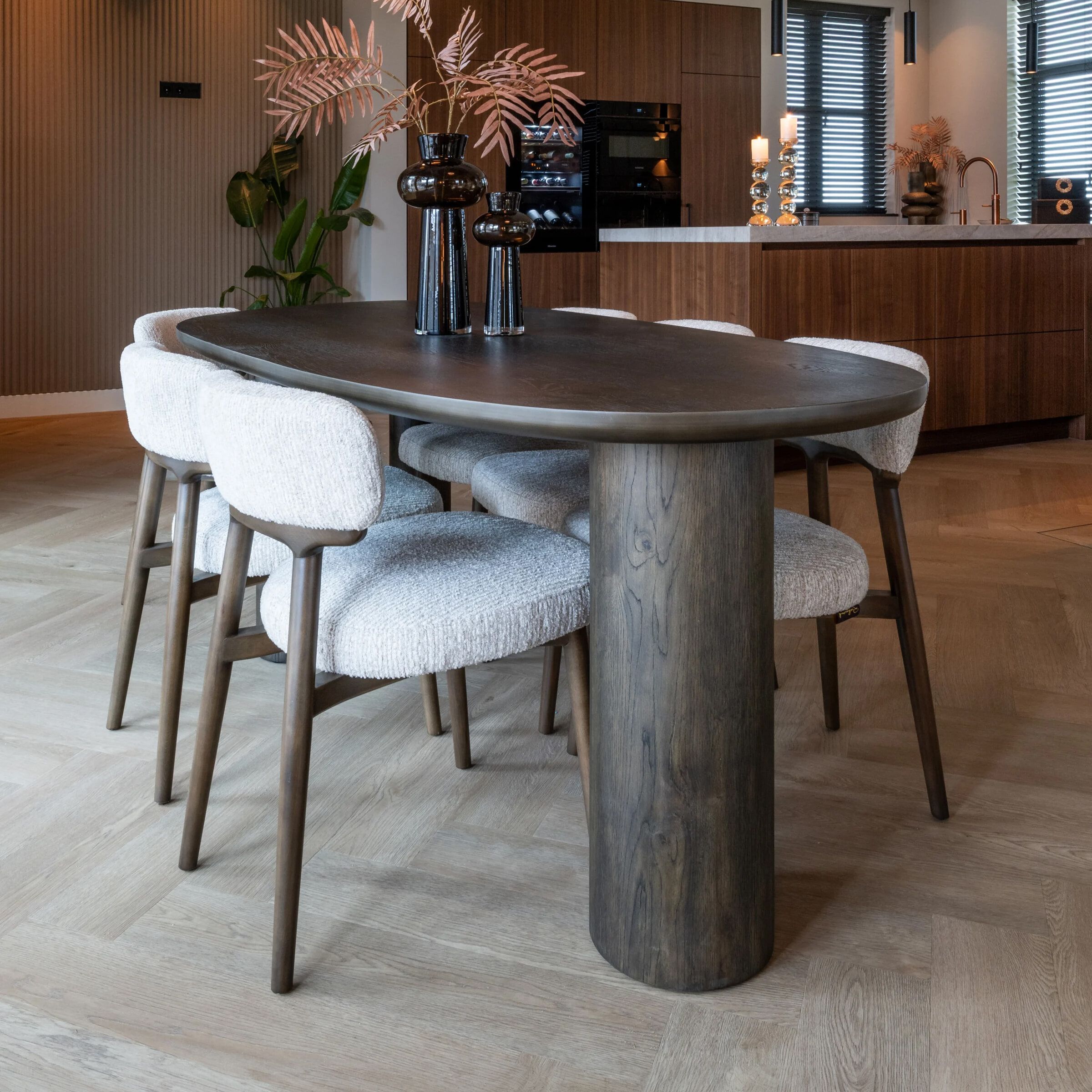 Richmond Organische Eettafel Ellington – Massief eiken fineer, 230 × 100 cm in warme bruintint