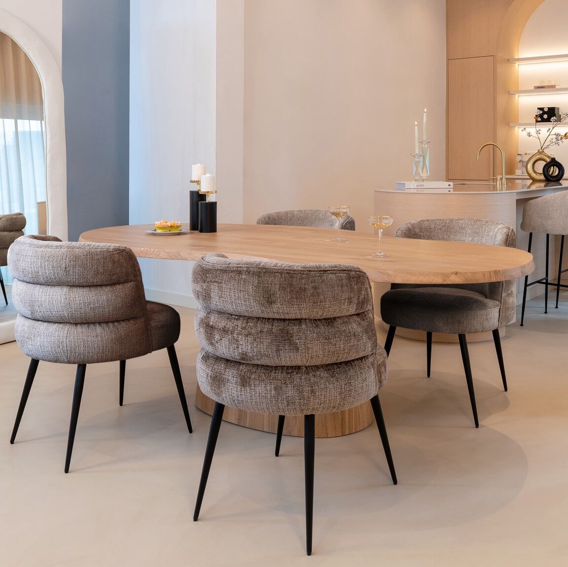 Richmond Organische Eettafel Riva – Ruime eikenhouten tafel (230 × 110 cm) in warme bruintint