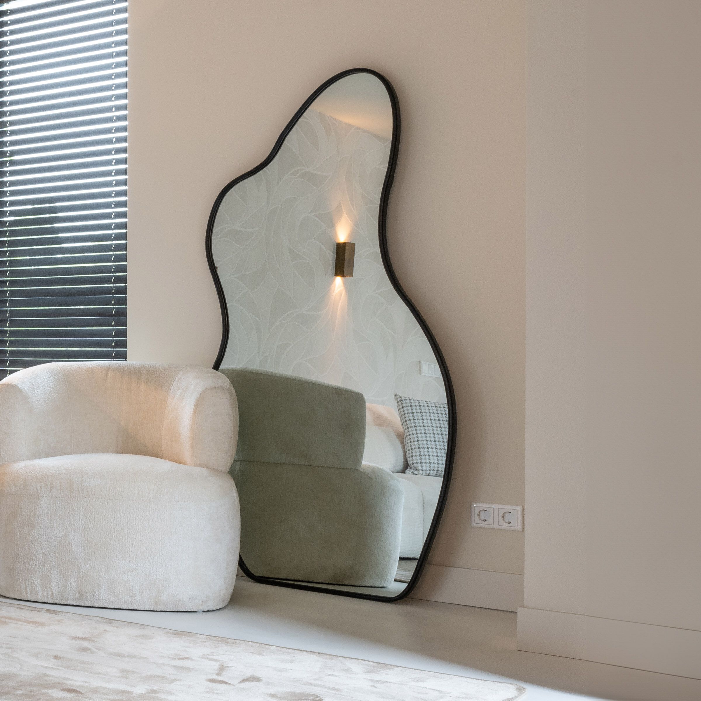 Richmond Organische Spiegel Aldon – Strak Zwart Design voor Hal, Slaapkamer en Woonkamer