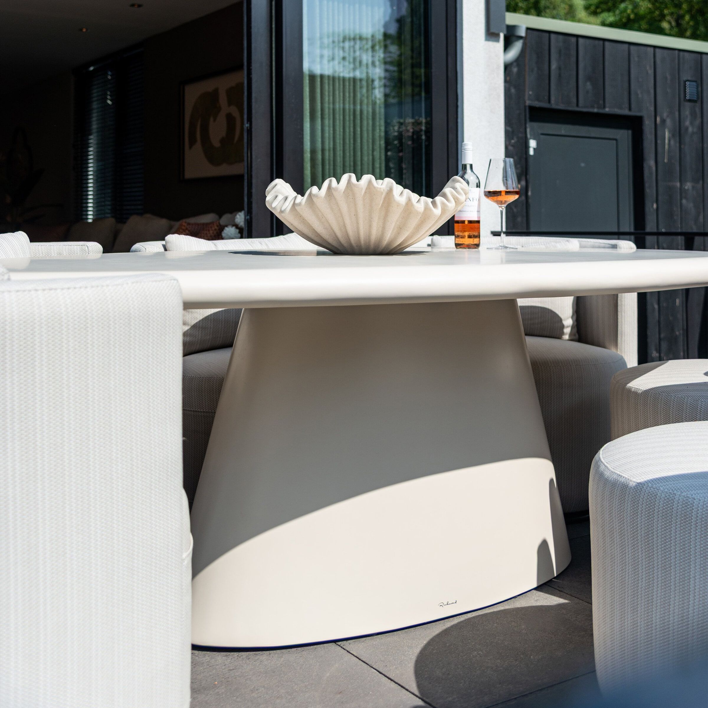 Richmond Ovale Urban Bloom eettafel – Strak, wit en veelzijdig voor binnen & buiten