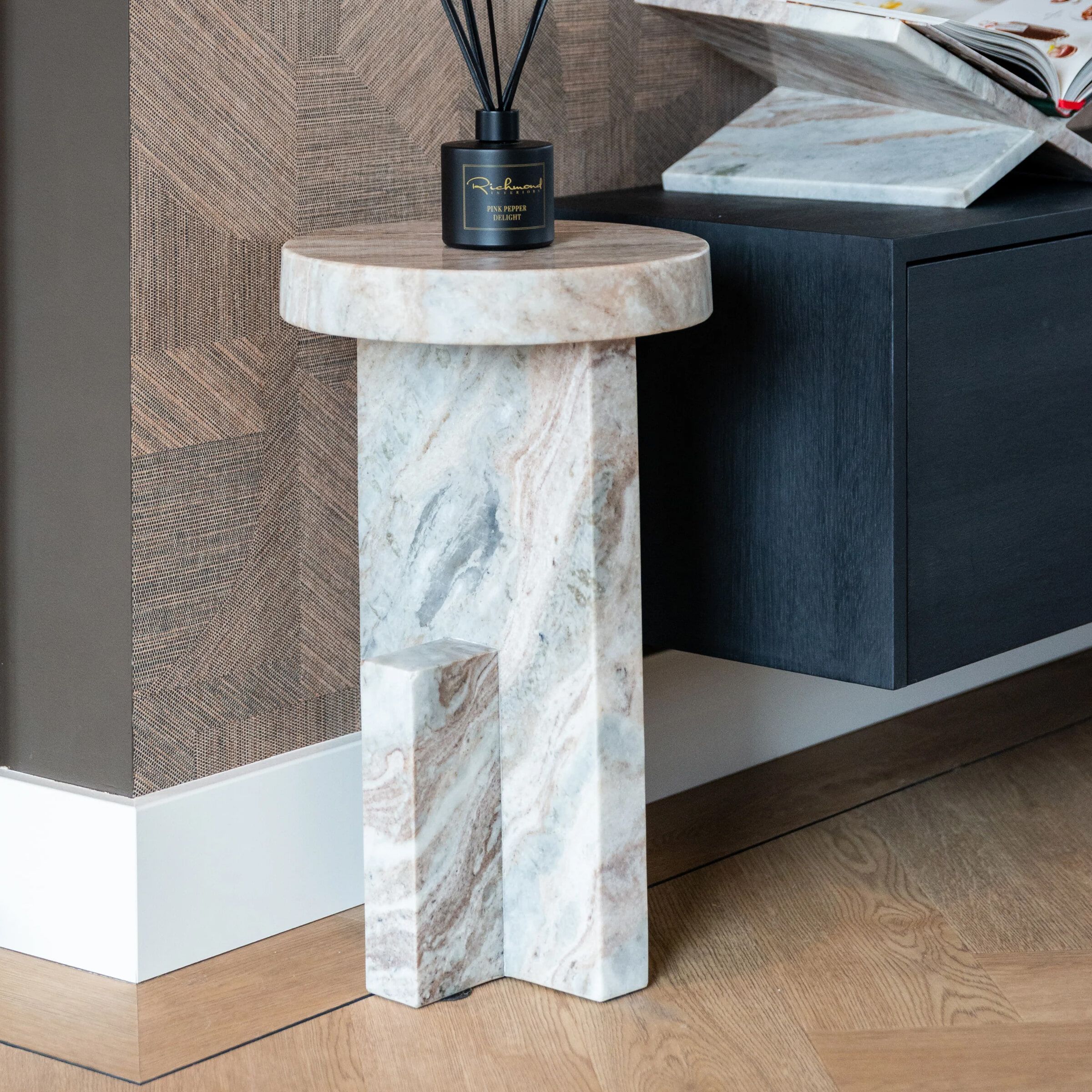 Richmond Ronde Bijzettafel Sion – Elegant Marmer in Warme Bruintint