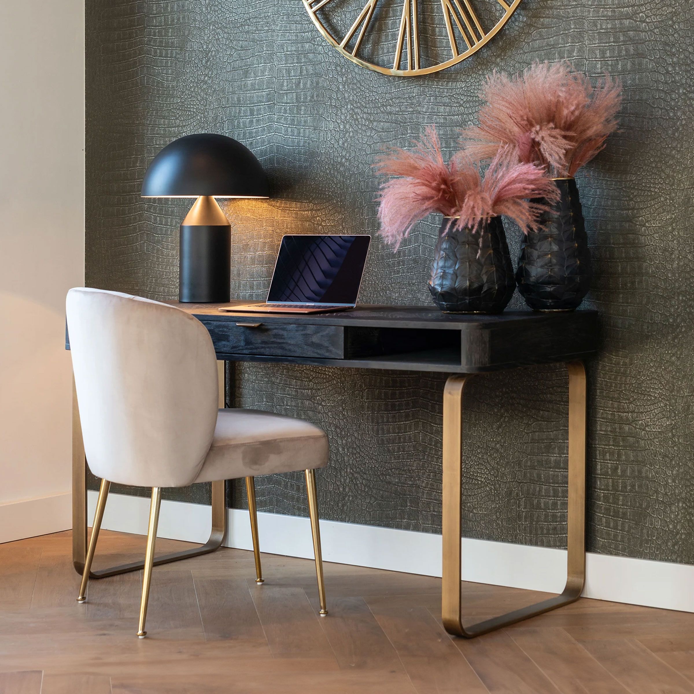 Richmond Sidetable Blackbone – Strak eikenhout met gouden staal, 140 cm