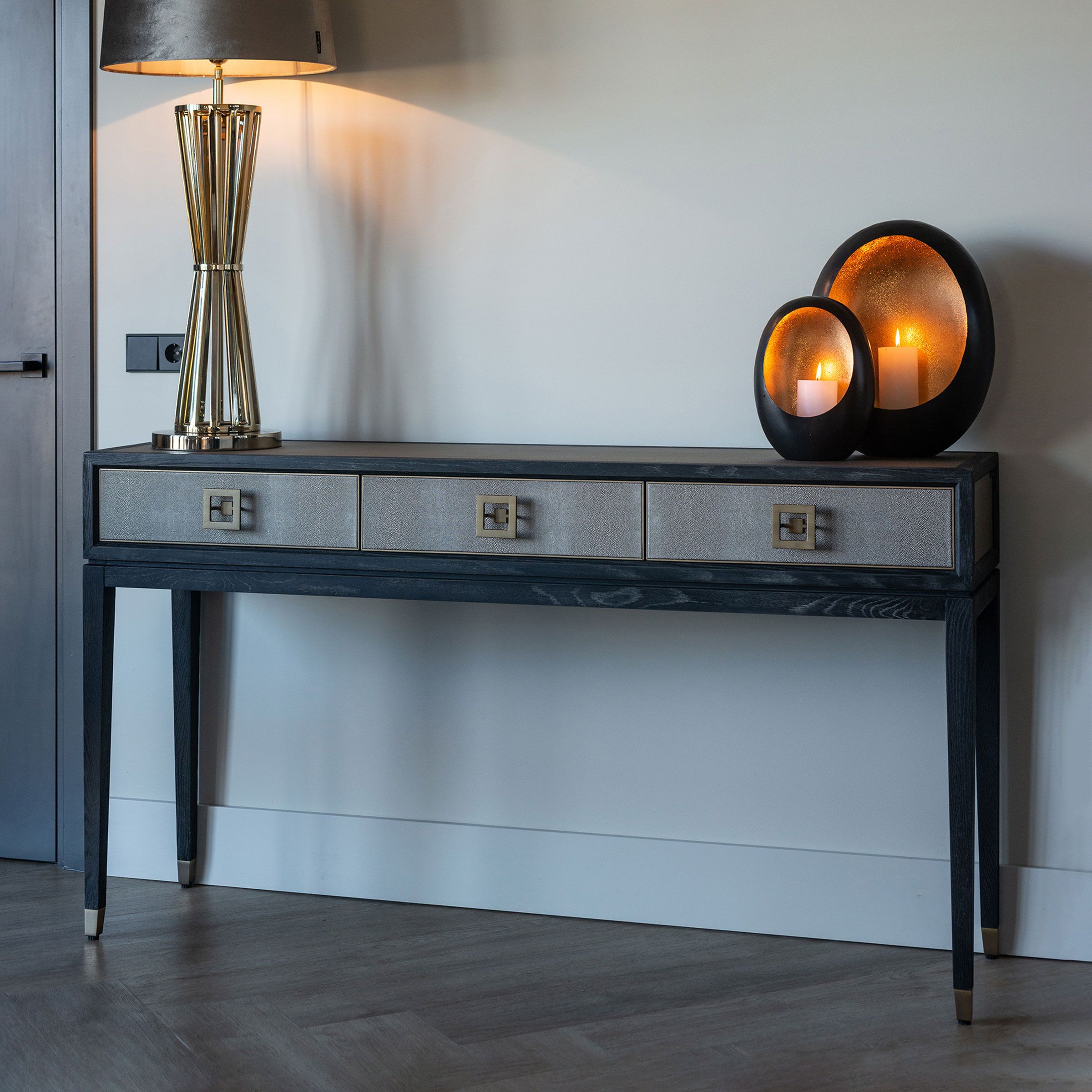Richmond Sidetable Bloomingville – Strak zwart eiken met gouden accenten, 165 cm