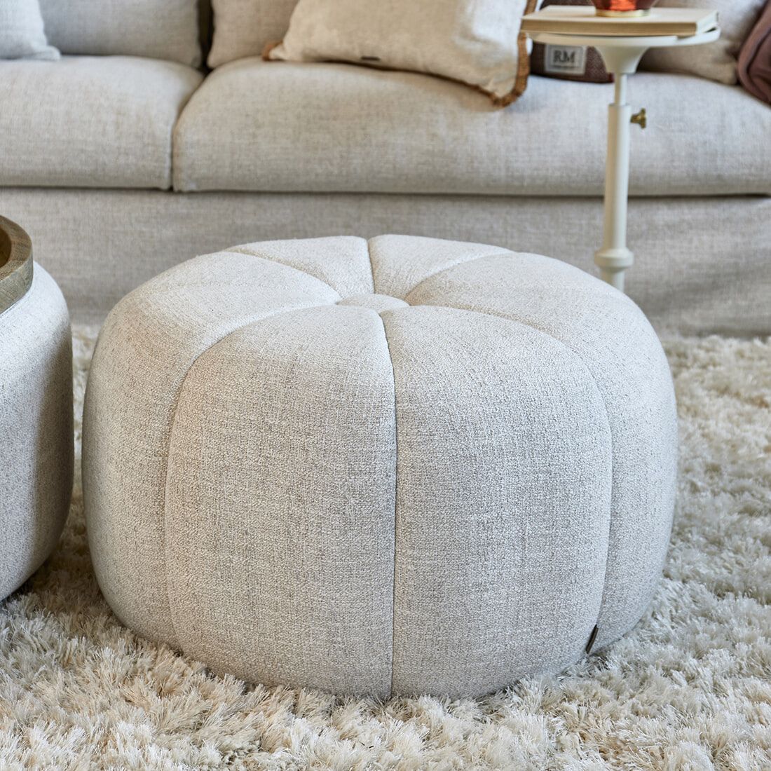 Rivièra Maison Falcone Rich Tweed Hocker in Antique White – Luxe en Comfort voor elke Woonruimte
