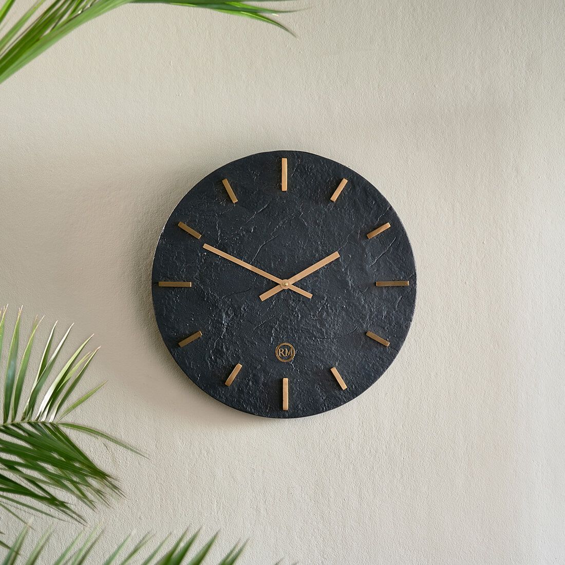 Rivièra Maison Harlem Wandklok – Strak Zwart Met Stijlvolle Softgold Details