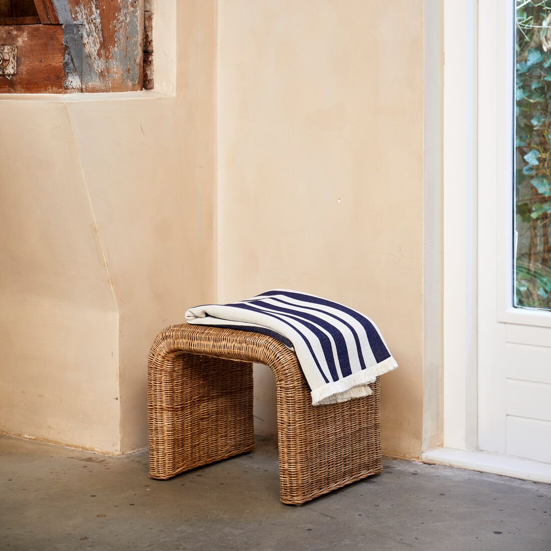 Rivièra Maison Kruk Santos – Natuurlijke rattan kruk in warme bruine tint