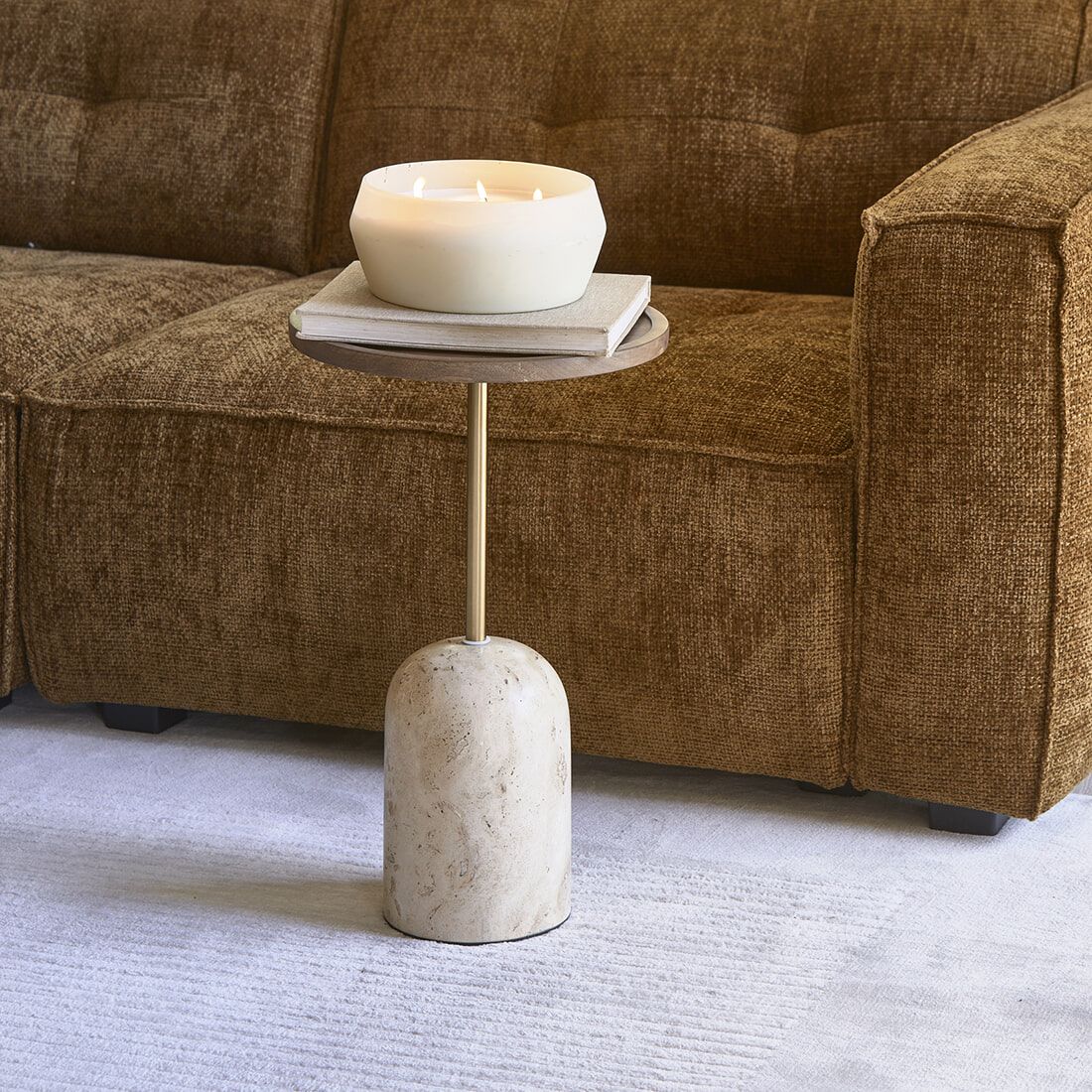 Rivièra Maison Malibu Bijzettafel – Ronde Elegantie in Travertin en Mangohout