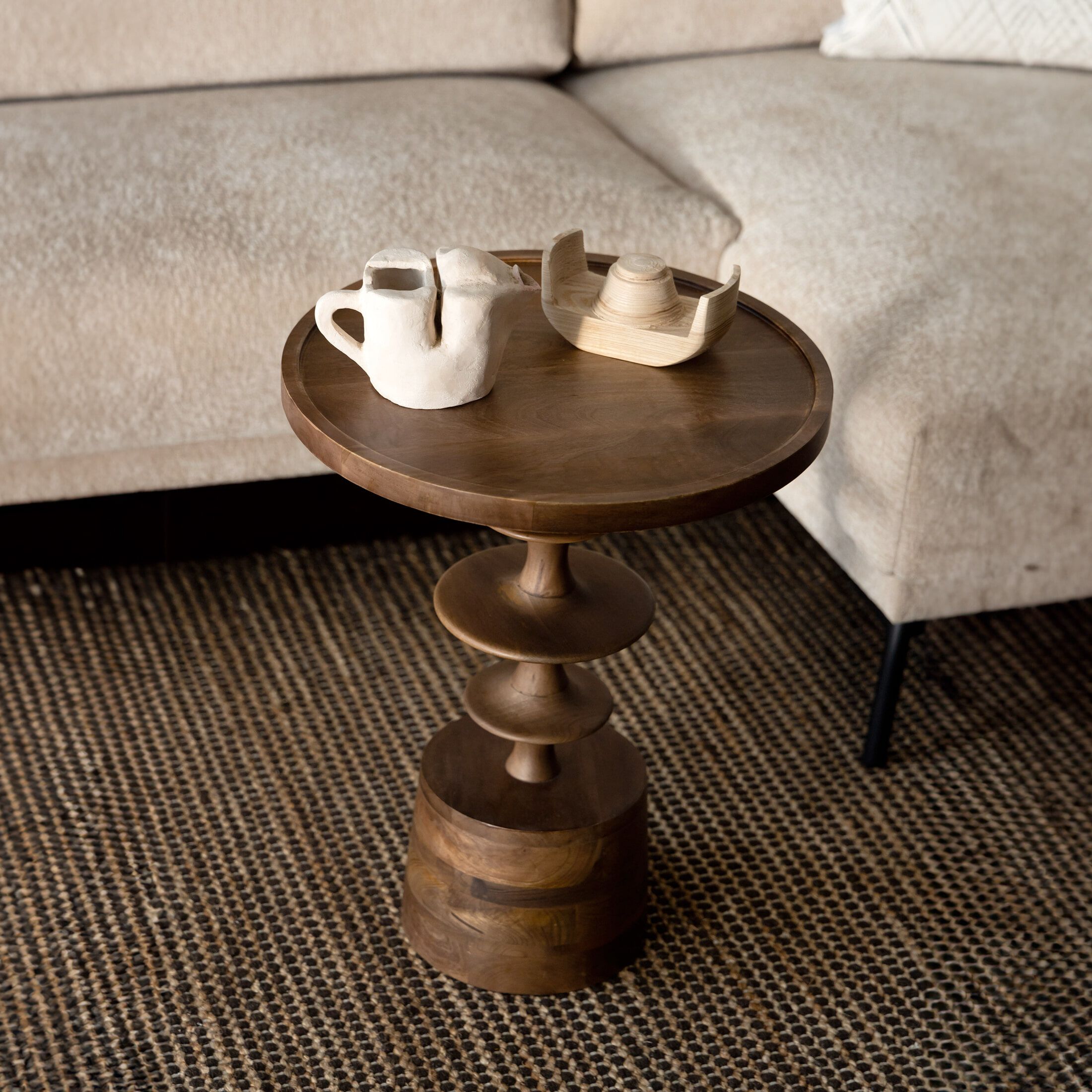 Ronde Bijzettafel Dutchbone Cath 46 cm – Warme Walnootkleur & Mid‑Century Modern Design
