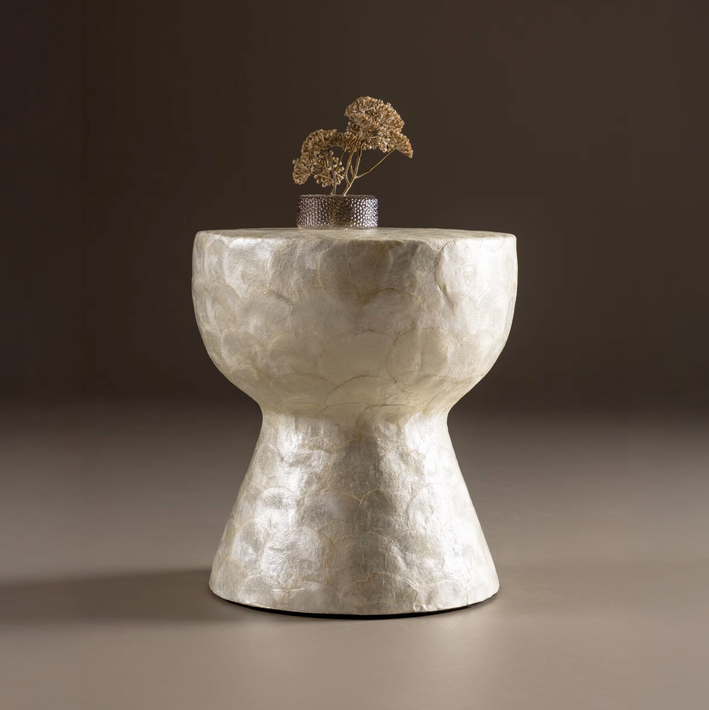 Ronde Bijzettafel Leeann van Nohr – Tijdloze Elegantie in Beige Capiz