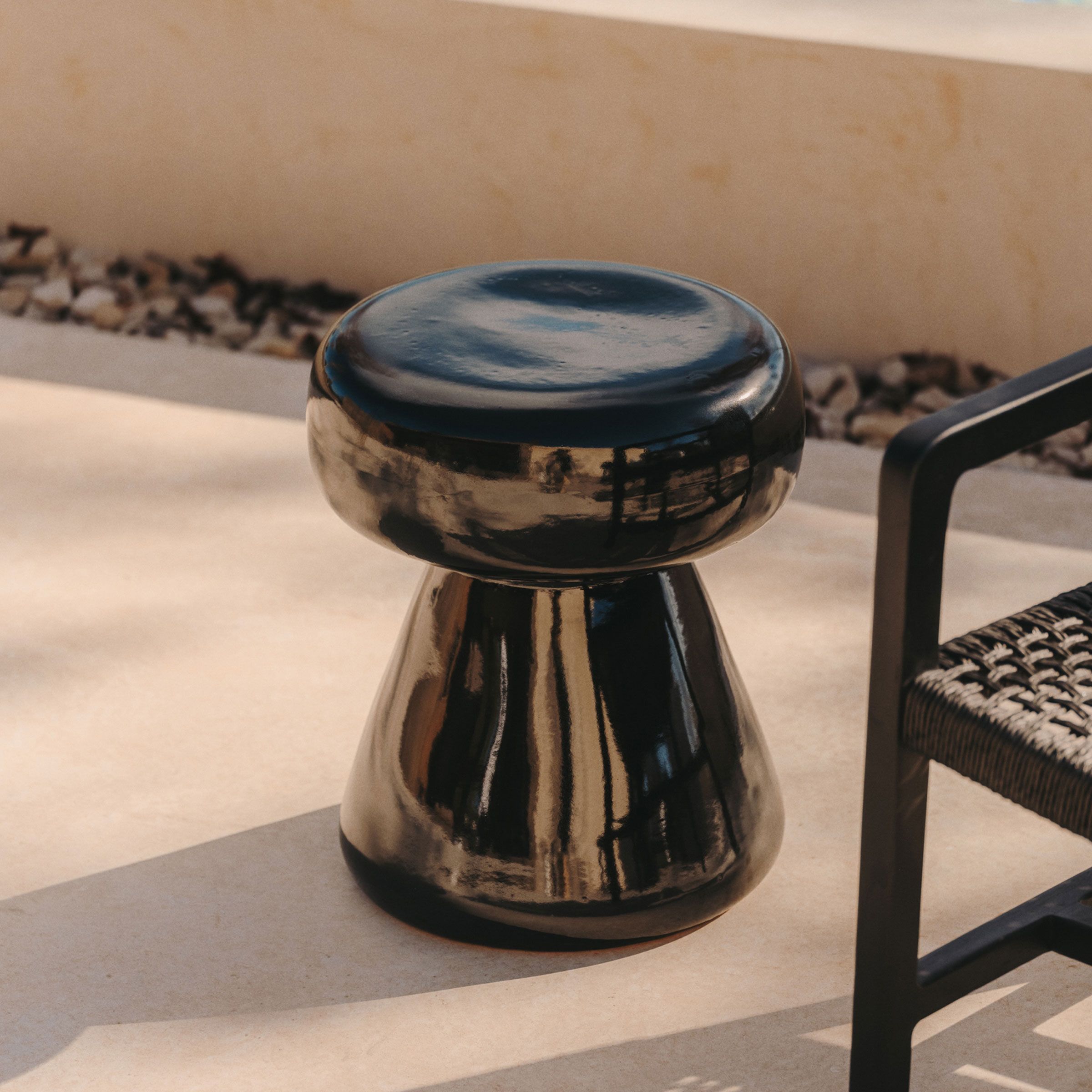 Ronde Bijzettafel Manya van Kave Home – Minimalistisch Design in Zwart Keramiek
