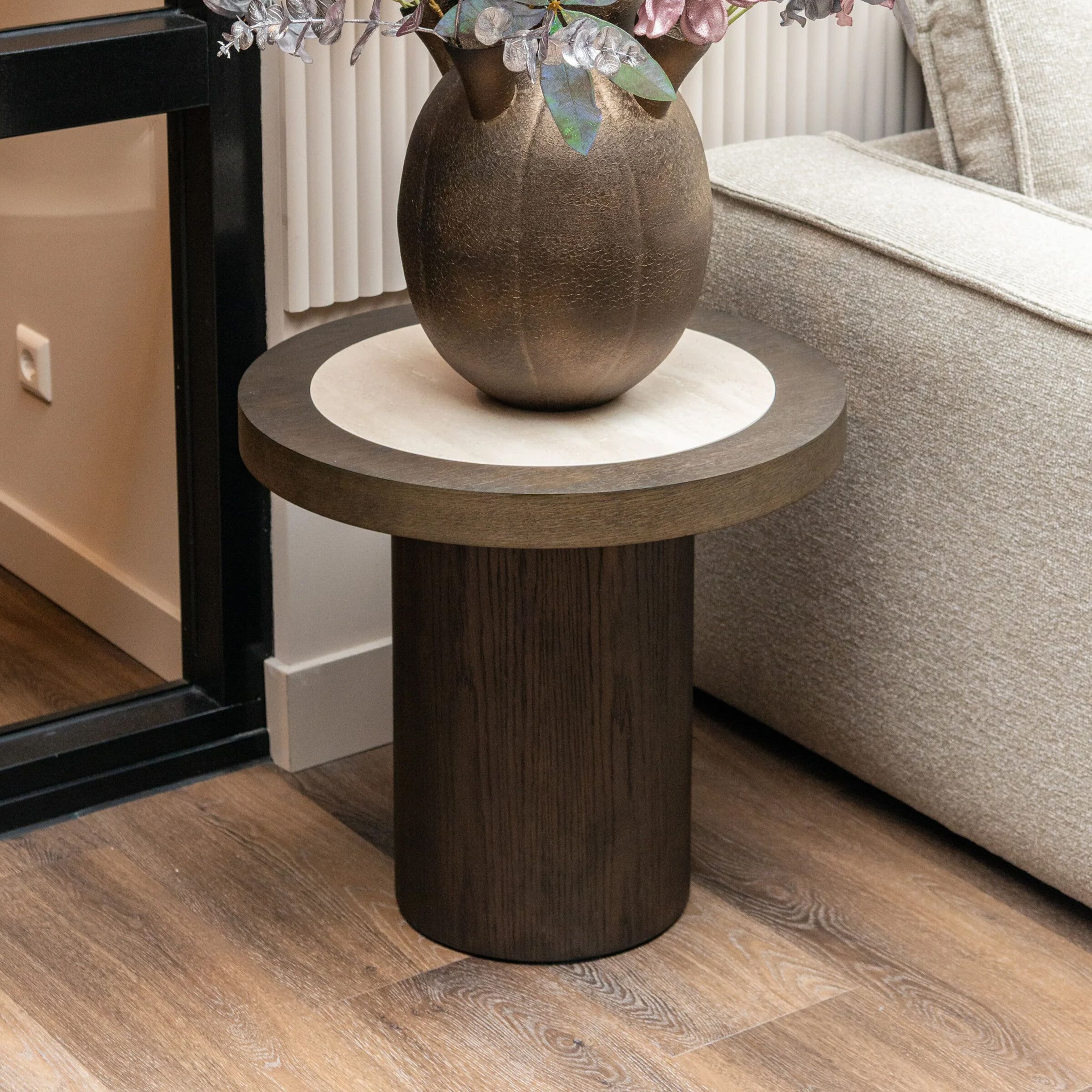 Ronde Bijzettafel Nando – Travertinblad op eikenfineer, 60 cm