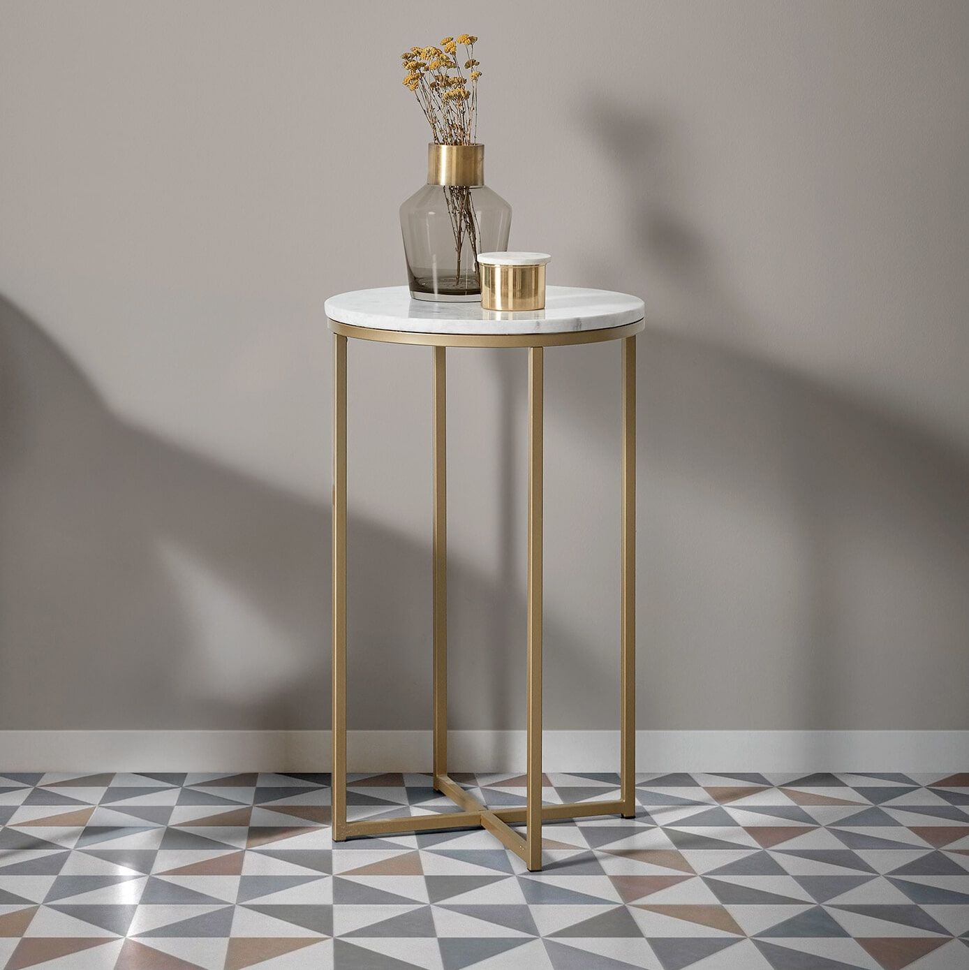 Ronde bijzettafel Sheffield – wit marmer & gouden accenten, Ø 43 cm