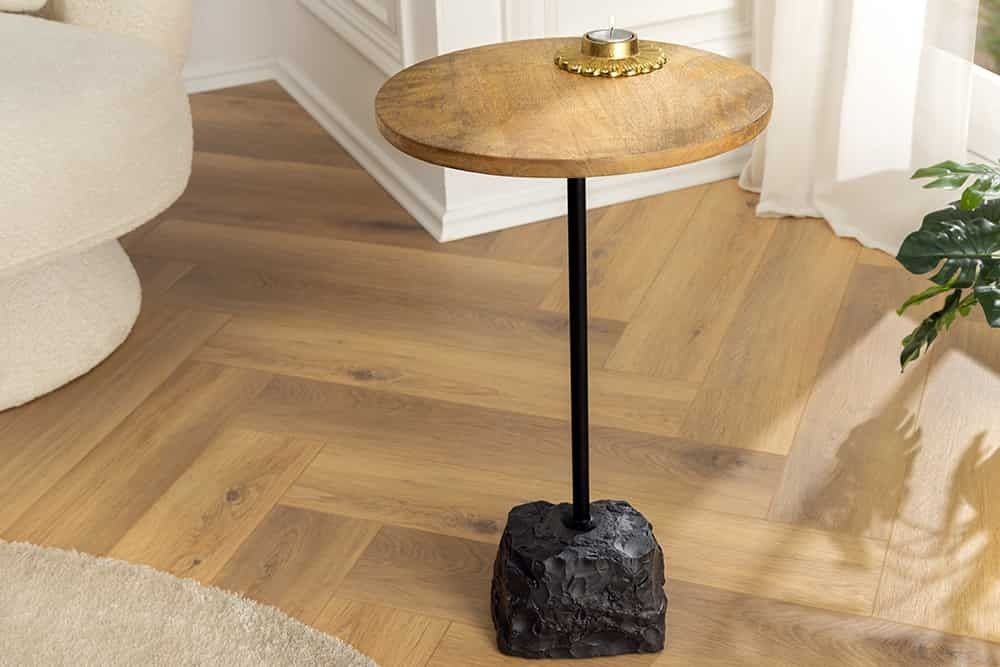Ronde bijzettafel TRAYFUL – 55 cm massief mangohout met marmeren blad en zwarte metalen poot