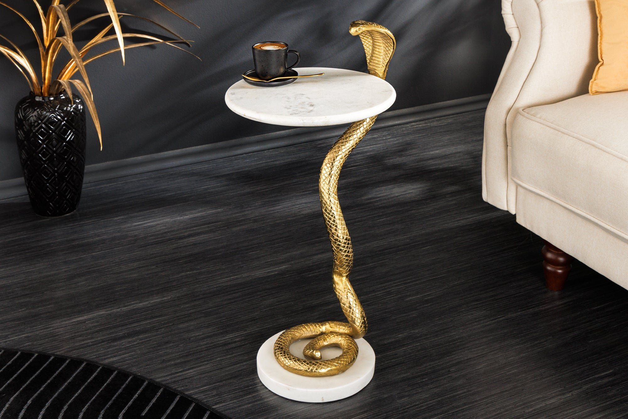Ronde bijzettafel “Wildlife Cobra” – Handgemaakte goud‑wit marmer sculptuur van 65 cm