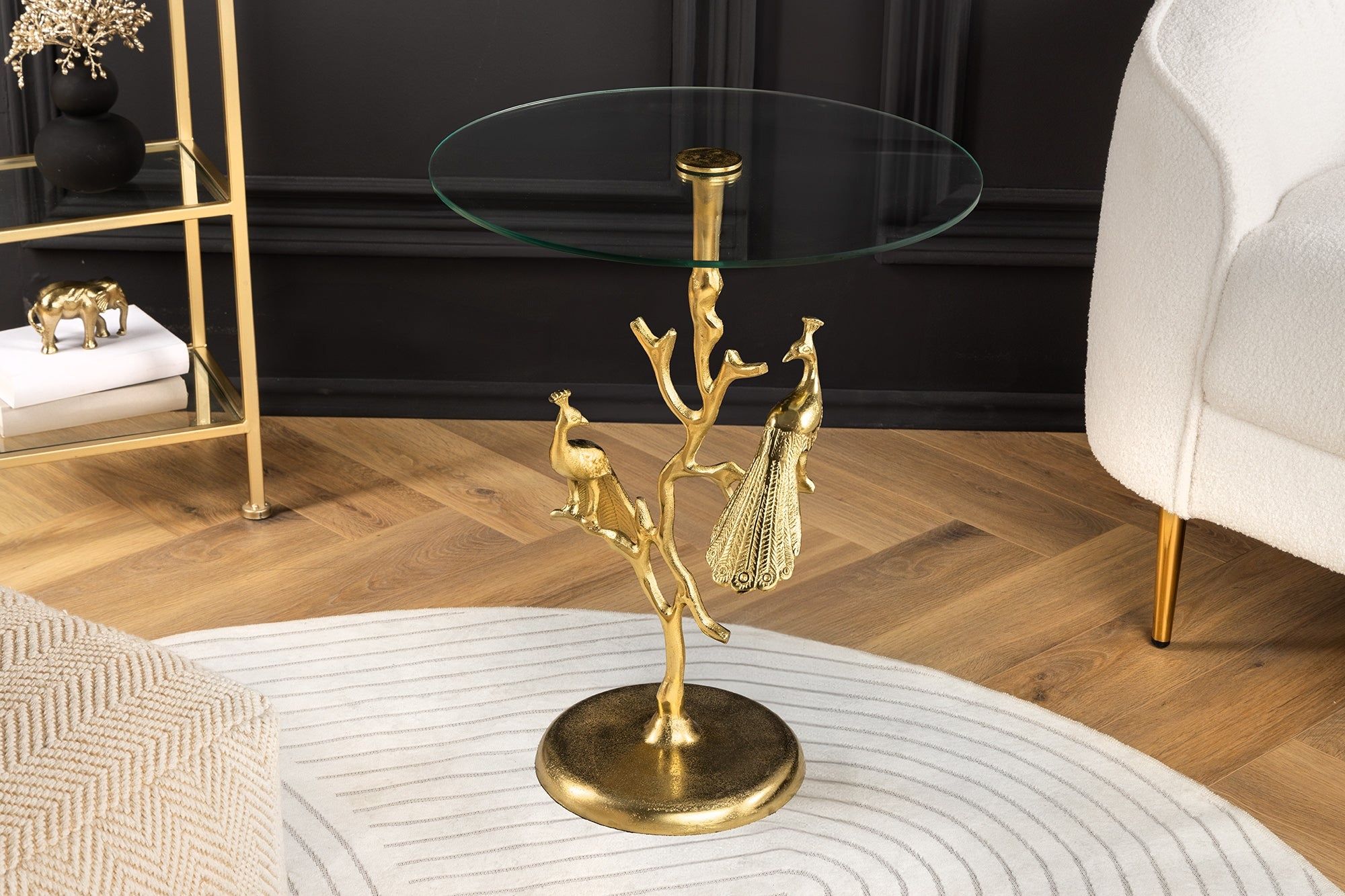 Ronde Bijzettafel WildLife Peacock 60 cm – Luxe Gouden Sculptuur met Glazen Blad