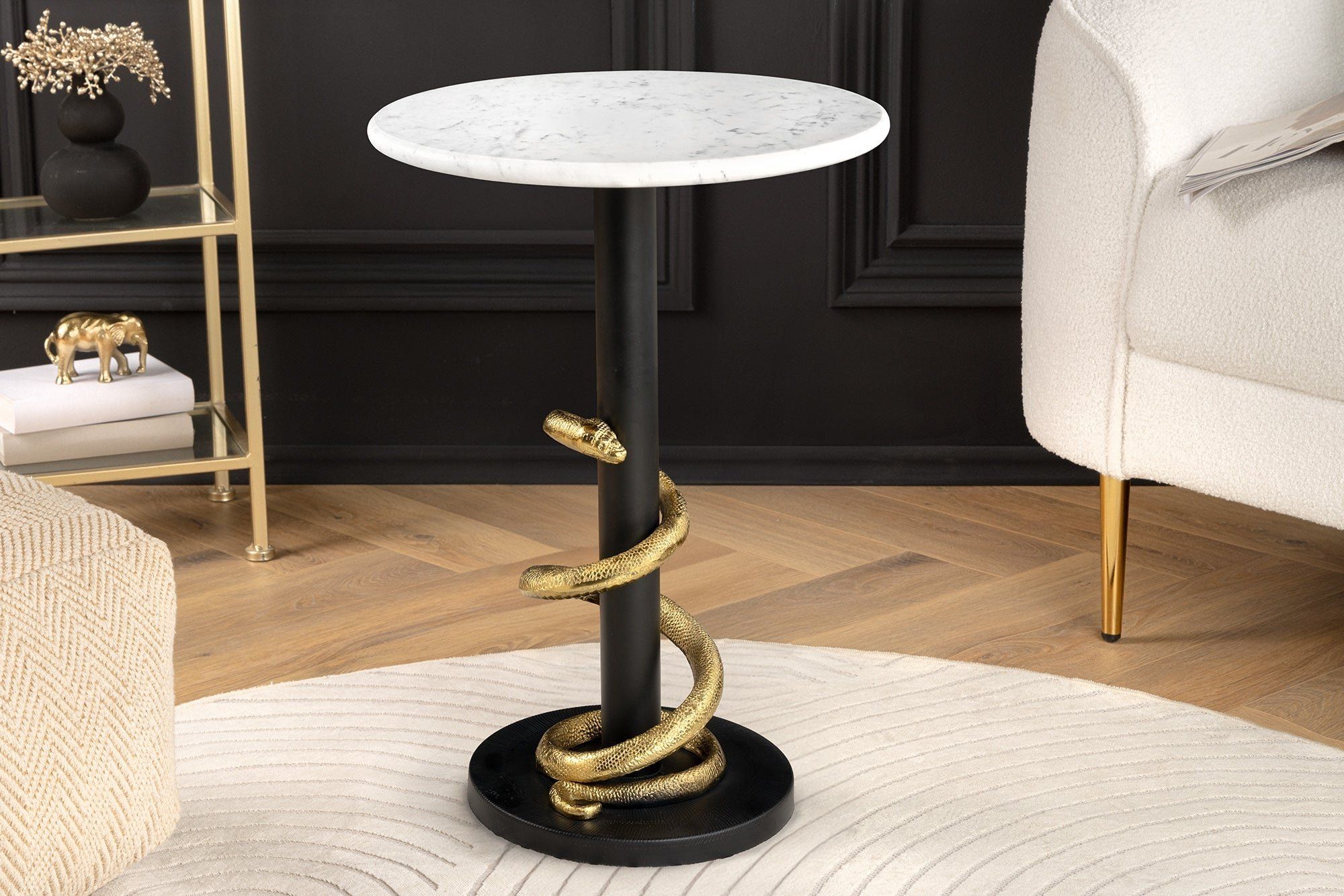 Ronde bijzettafel Wildlife Snake – Elegante marmeren tafel met gouden accenten