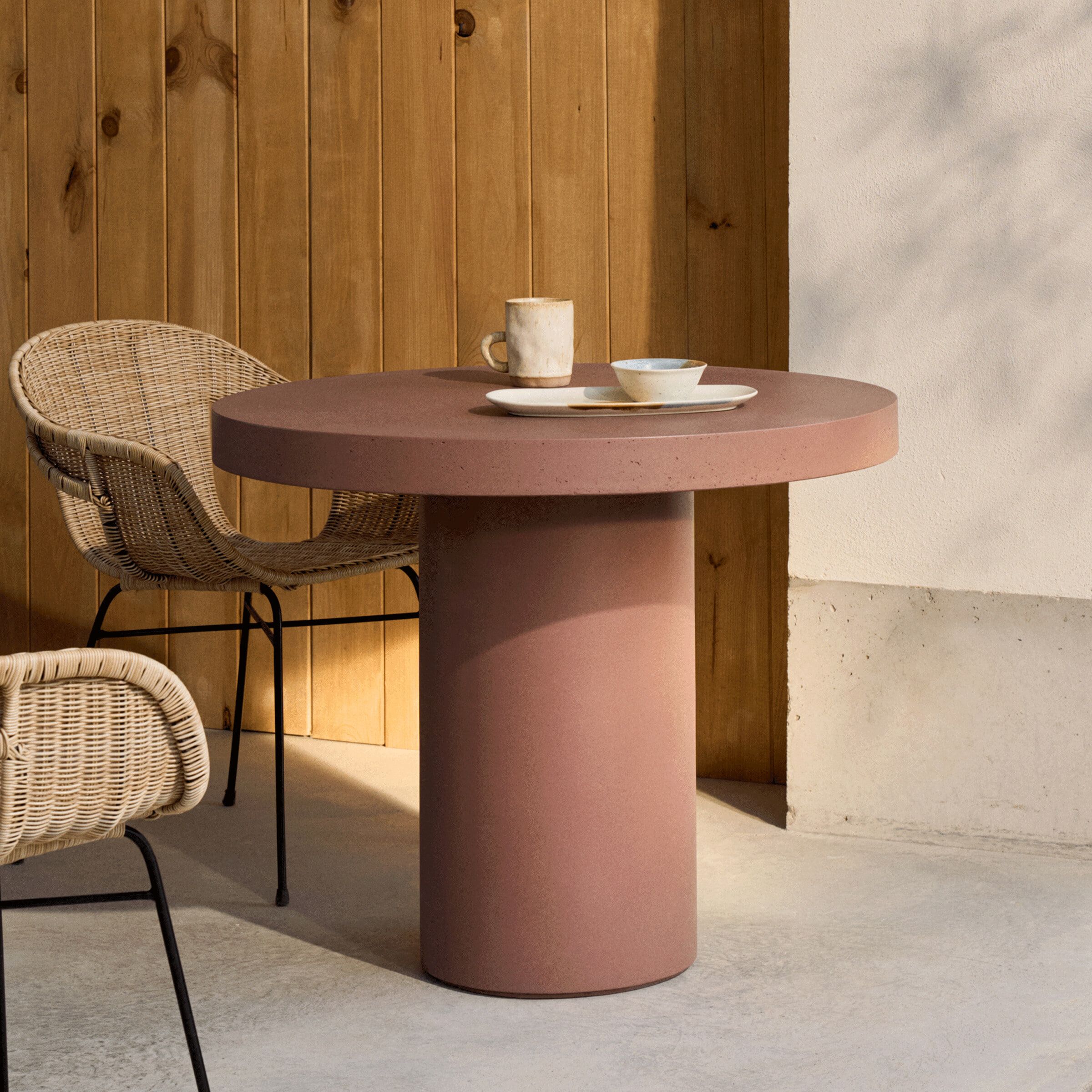 Ronde Bistrotafel Aiguablava Beton 90 cm – Terracotta van Kave Home