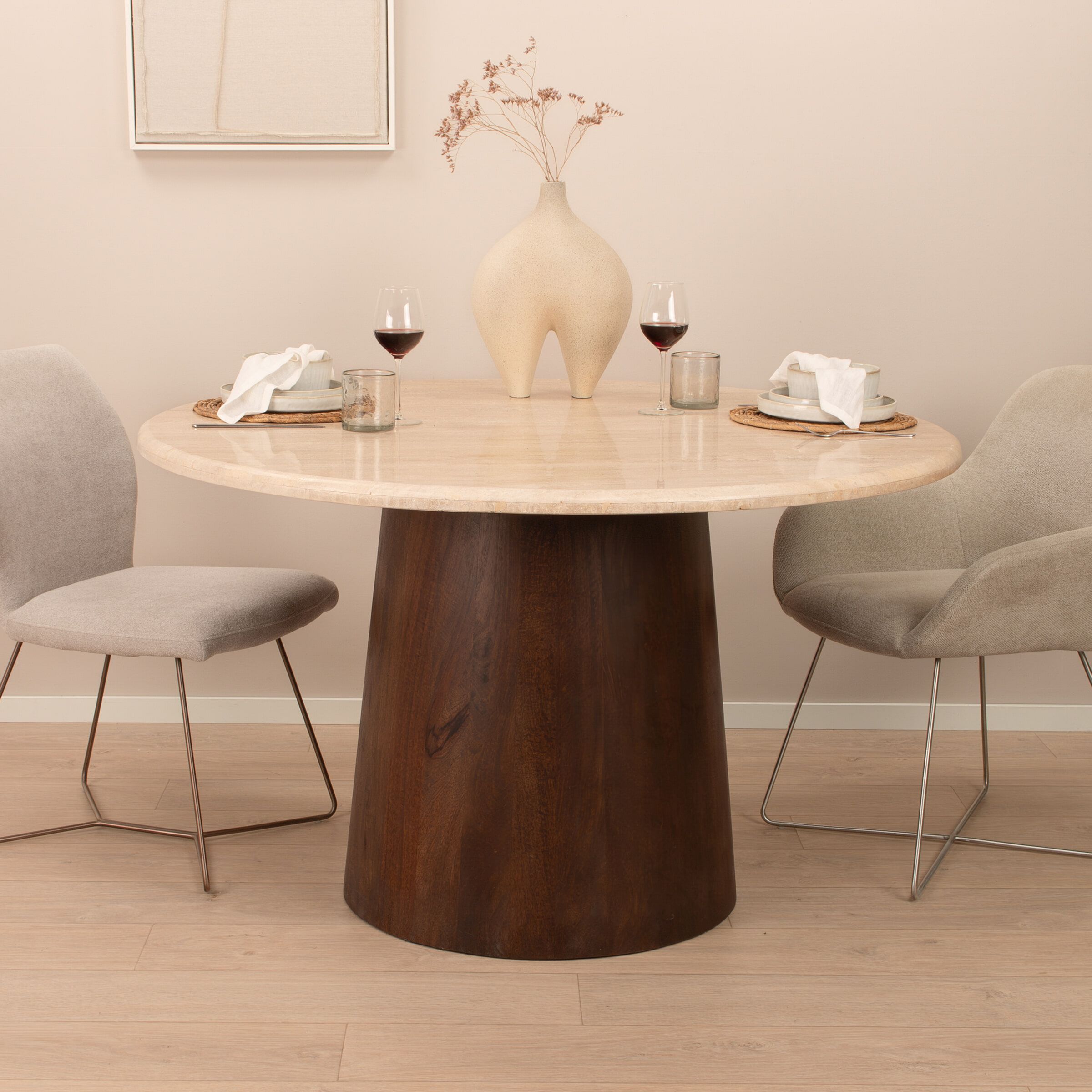 Ronde Eettafel Bailey – Luxe Travertinblad met Mangohouten Kolom (130 cm)