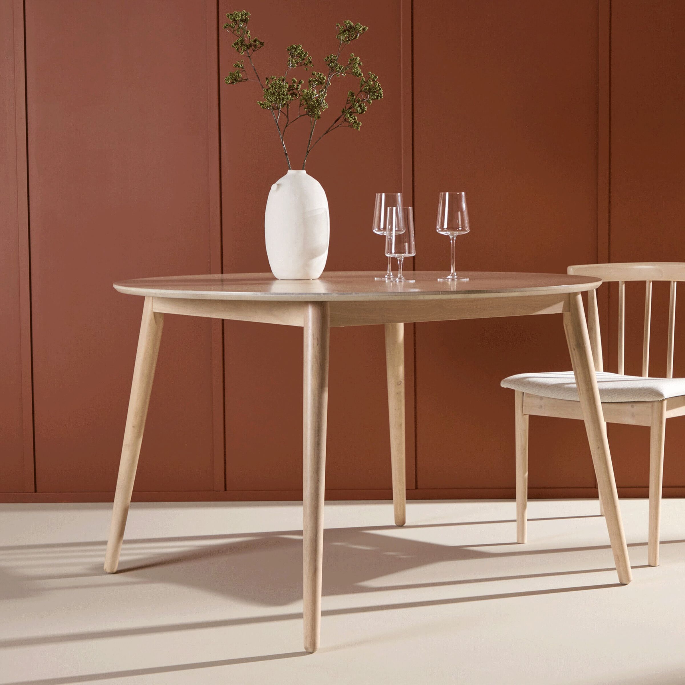 Ronde eettafel Neomi van Nohr – 120 cm Whitewash, de perfecte ontmoetingsplek