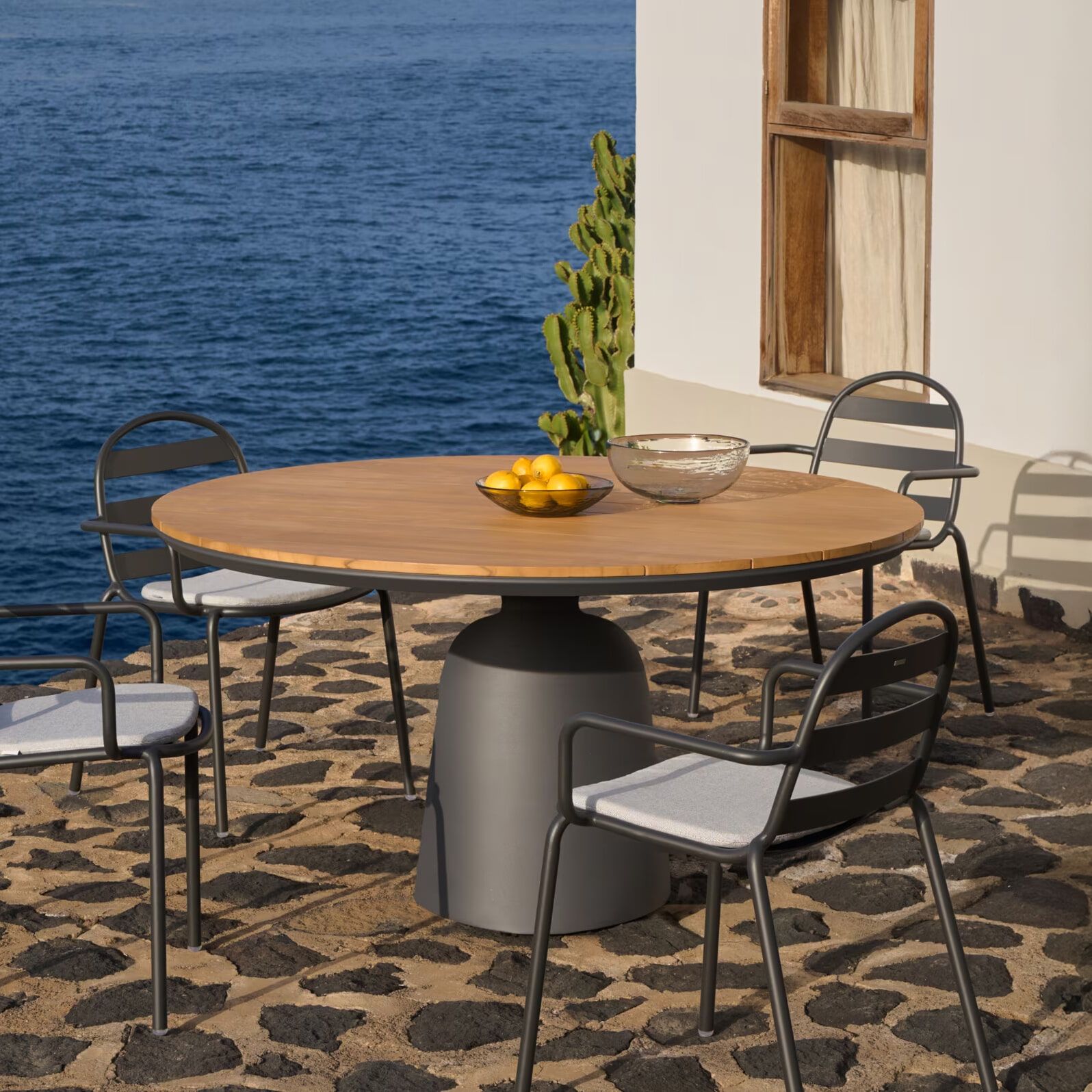 Ronde eettafel Tudons van Kave Home – Teakhout & aluminium, 120 cm, donkergrijs