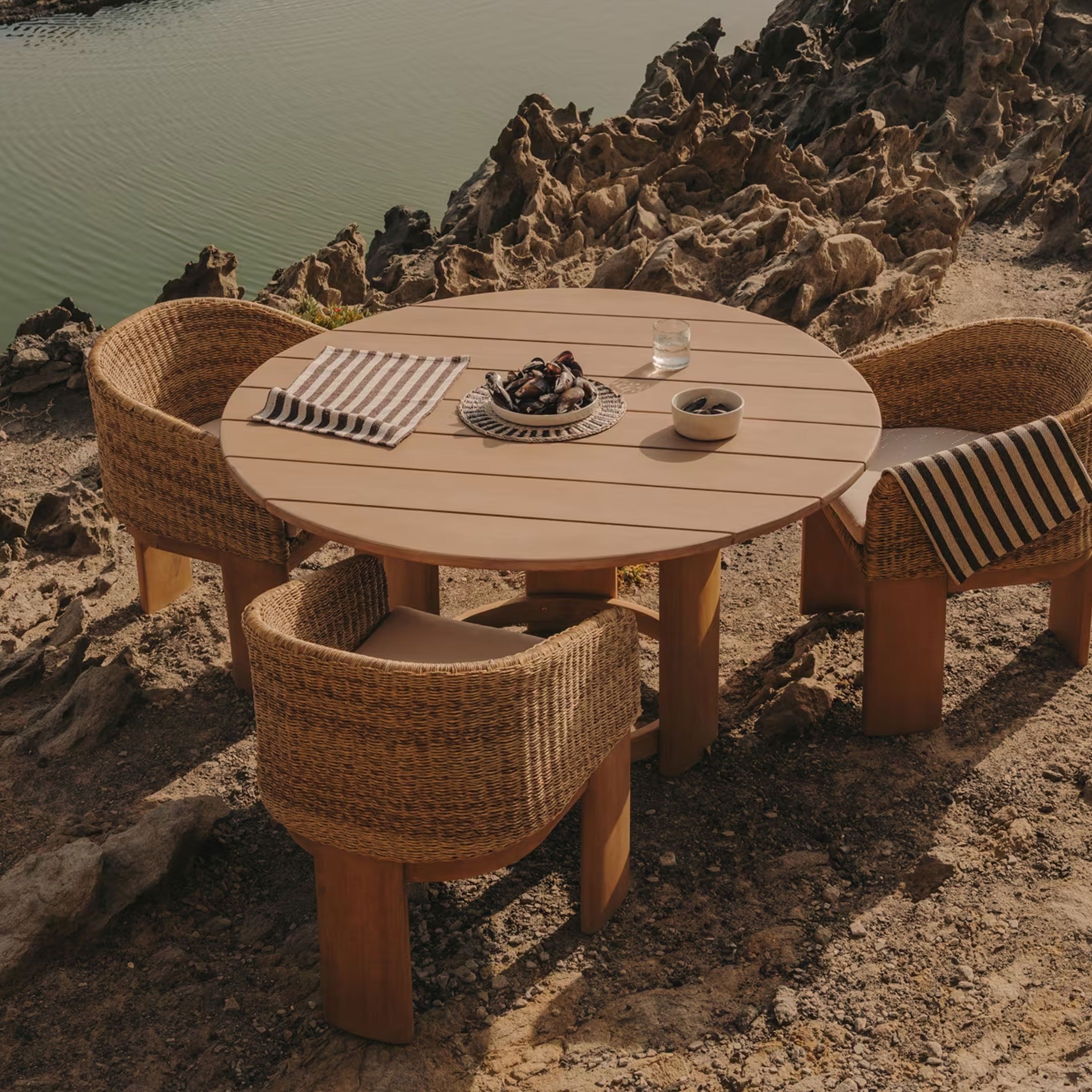 Ronde eettafel Xoriguer van Kave Home – massief eucalyptushout 140 cm, perfect voor binnen en buiten