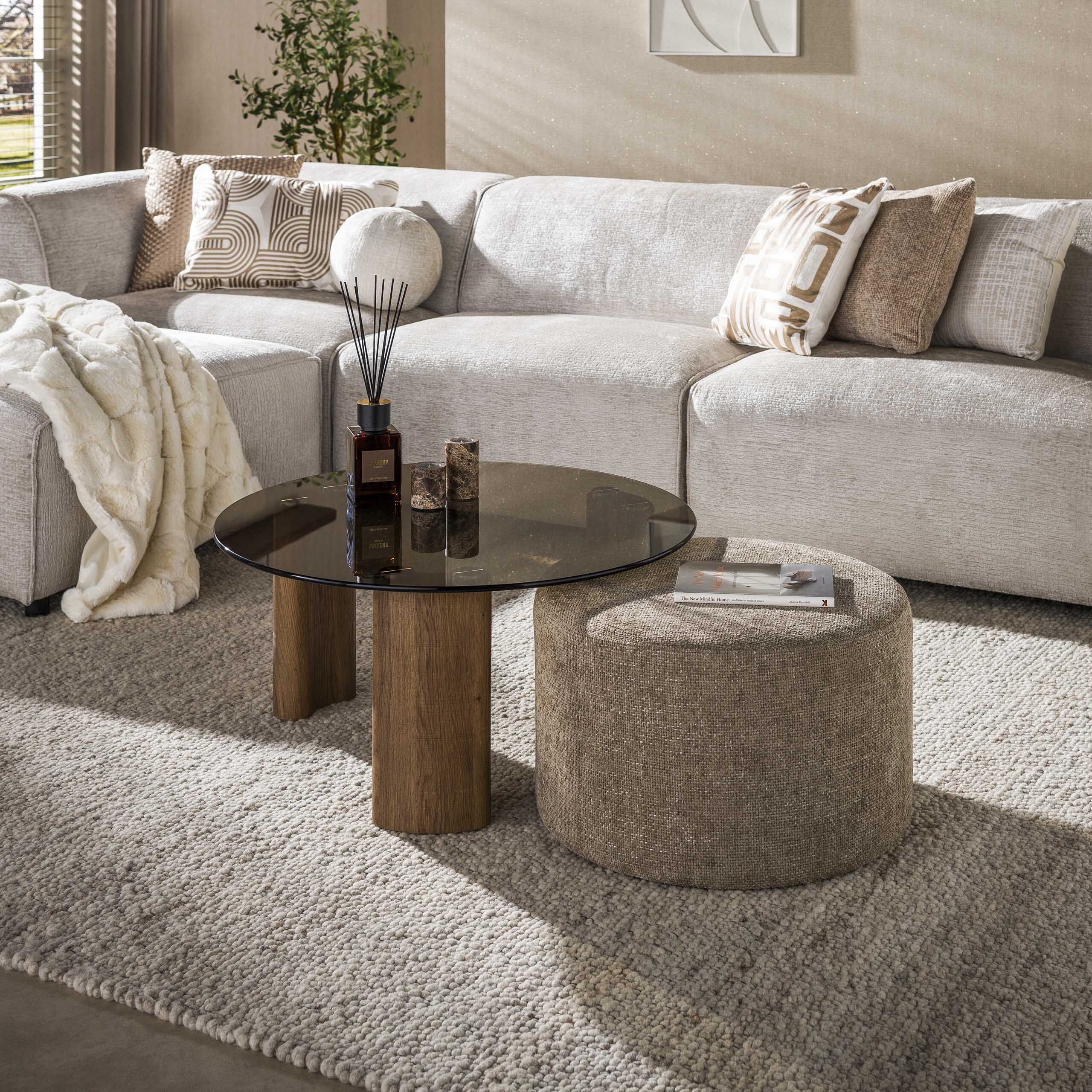 Ronde Salontafel Kely van LifestyleFurn – Bronsglas, Chenille poef & warm bruin design