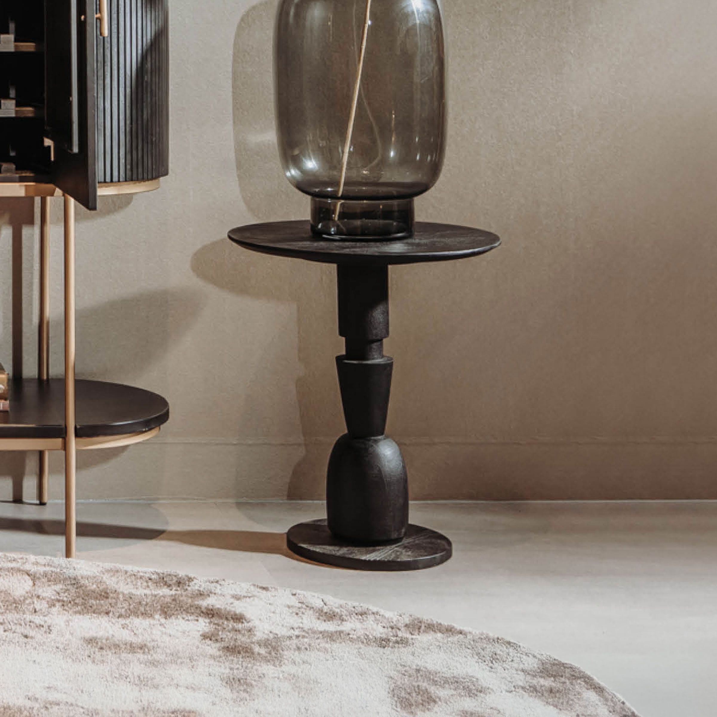 Ronde Tower Living Bijzettafel Brunello – Elegante Mangohouten Details in Zwart