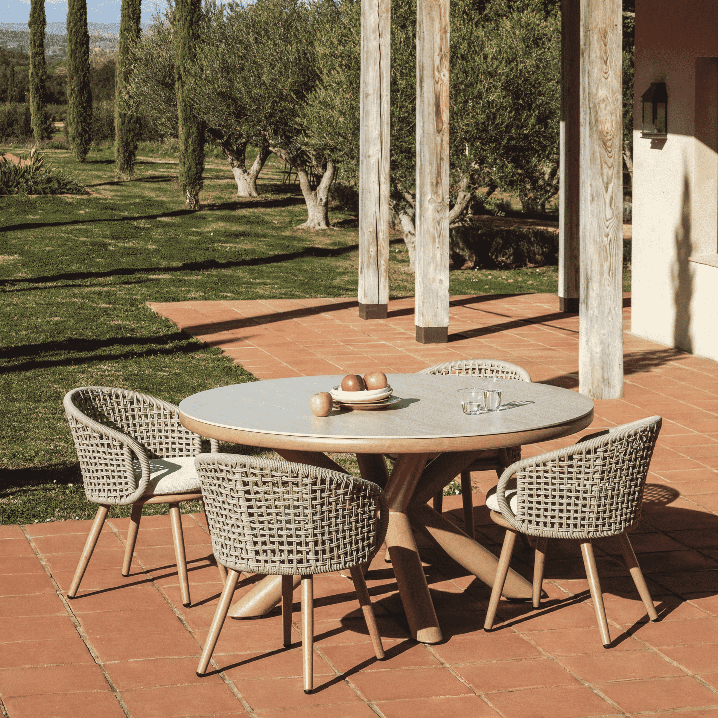 Ronde tuin eettafel Mirtia – gesinterde steen & houteffect aluminium, 148 cm, beige
