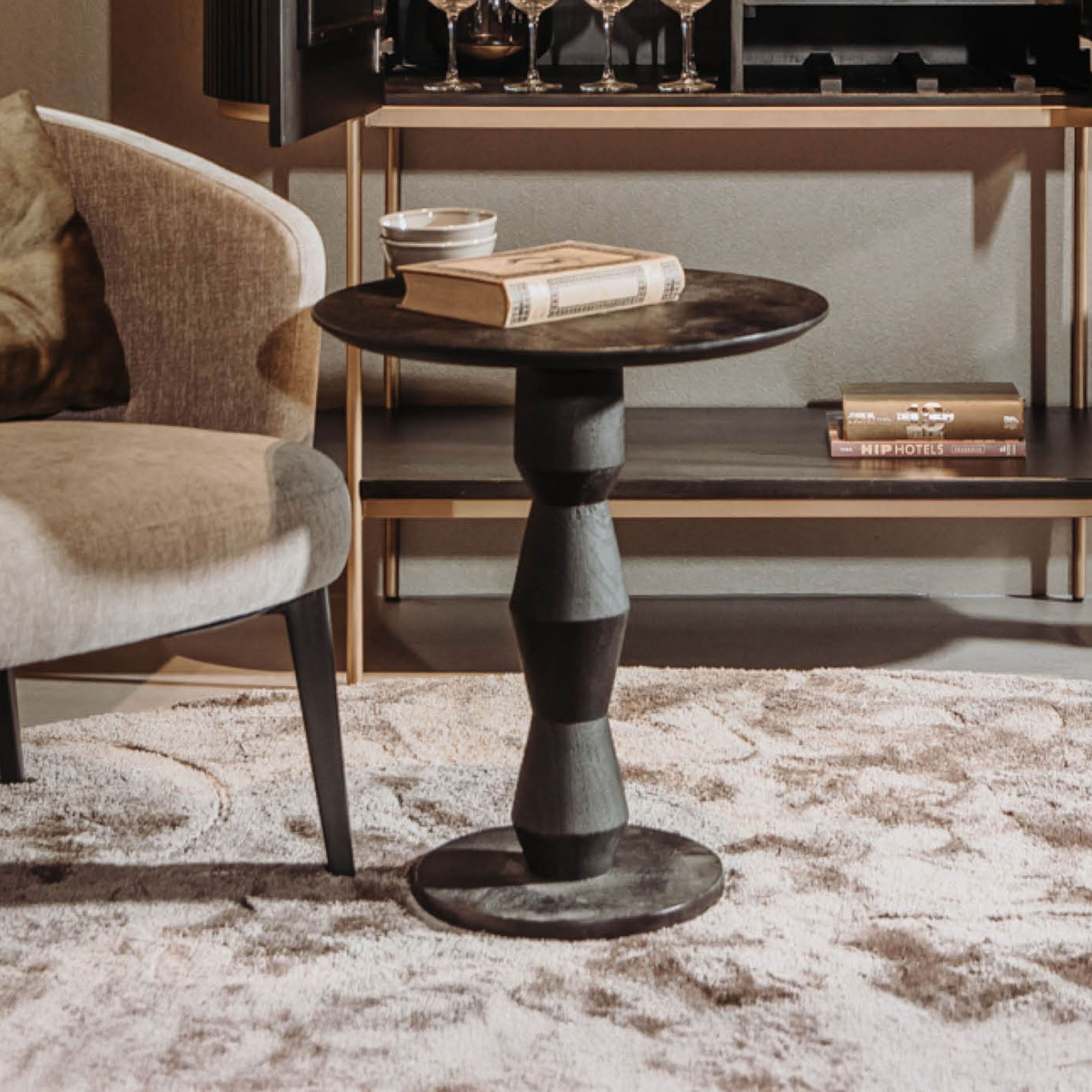 Ronde zwarte bijzettafel Brunello van Tower Living – compact mangohout, 57 cm hoog