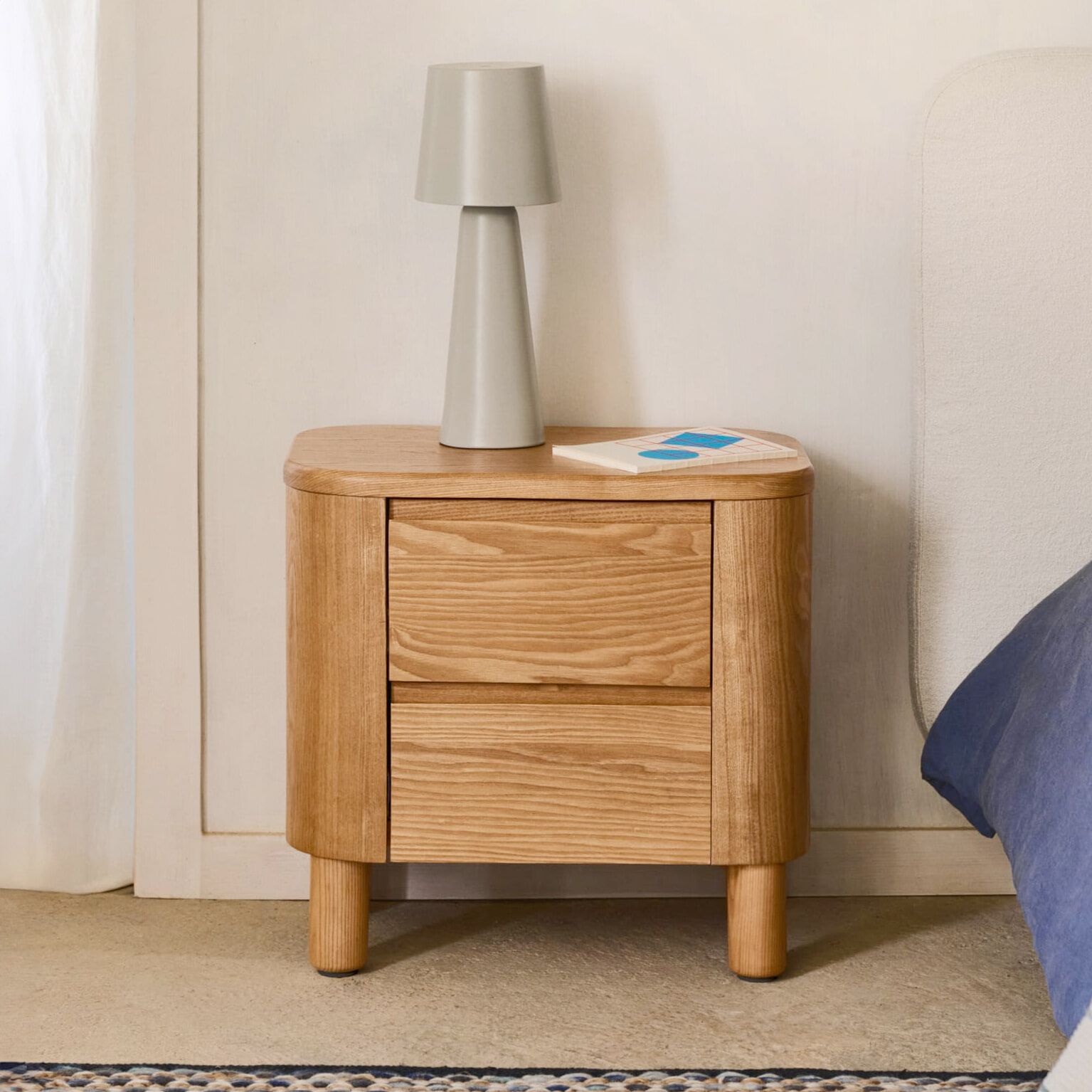 Salaya nachtkastje van Kave Home – natuurlijk essenhout met slimme details