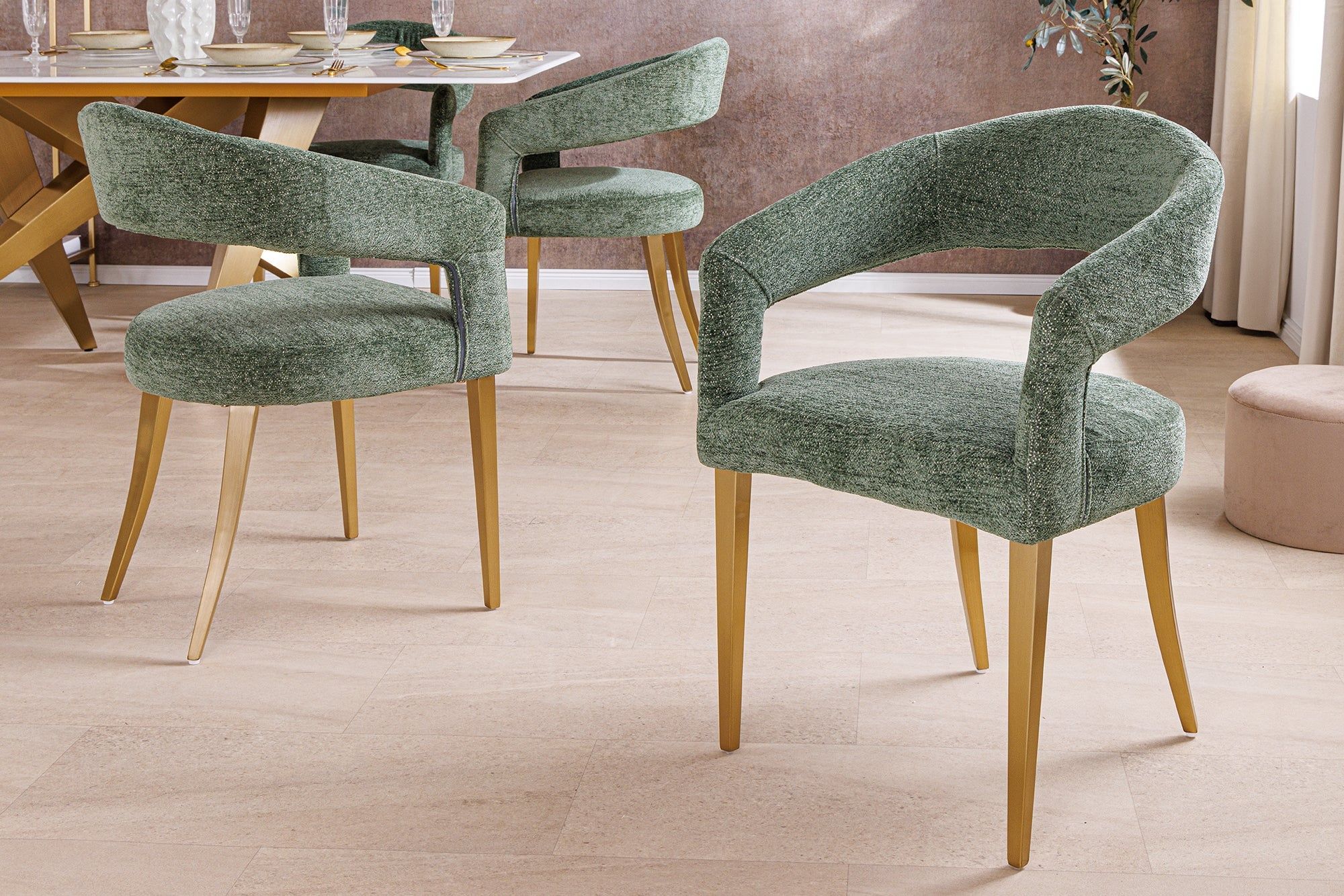 Scandinavische BOUTIQUE stoel – Groen gestoffeerd met geborsteld champagnegoud frame