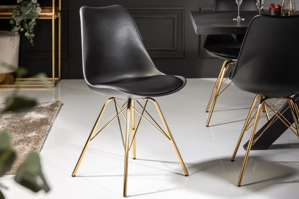 Scandinavische designstoel met zwarte zit en gouden poten – Invicta Interior