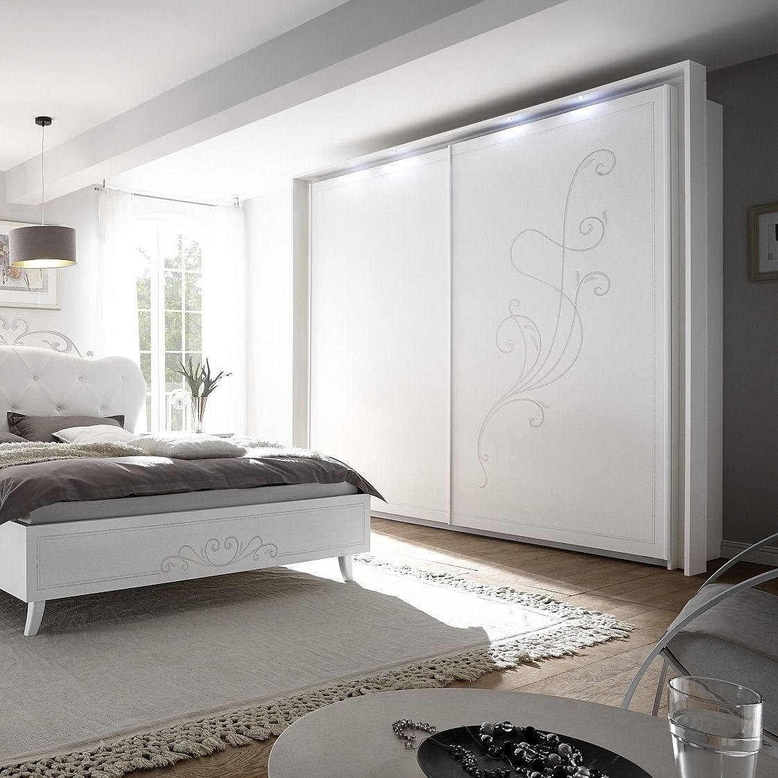 Schuifdeurkast Nivea 243 cm – Mat wit, ruim en stijlvol