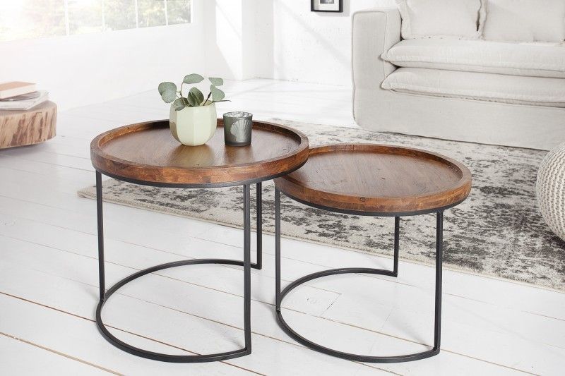 Set van 2 ronde bijzettafels van massief acaciahout, steenafwerking en zwart metalen frame – Invicta Interior