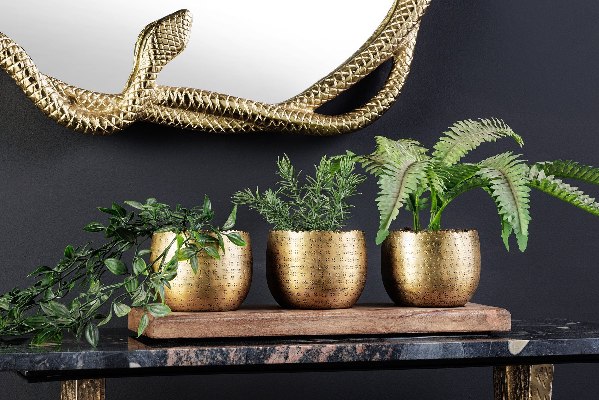 Set van 3 handgemaakte gouden kommen ORIENT – luxe mangohout met dienblad