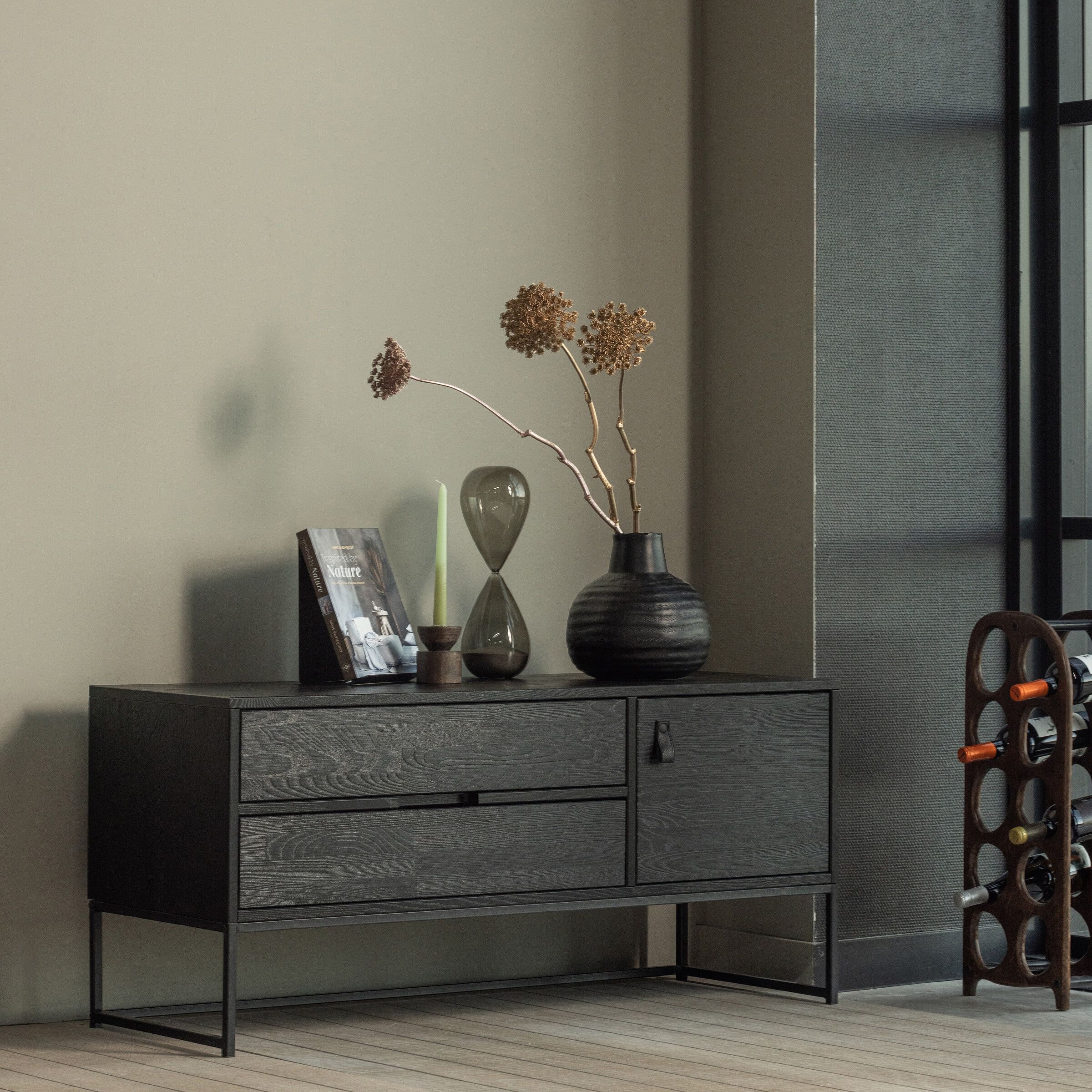 Silas TV‑meubel van grenen op zwart metalen onderstel – 120 cm modern design