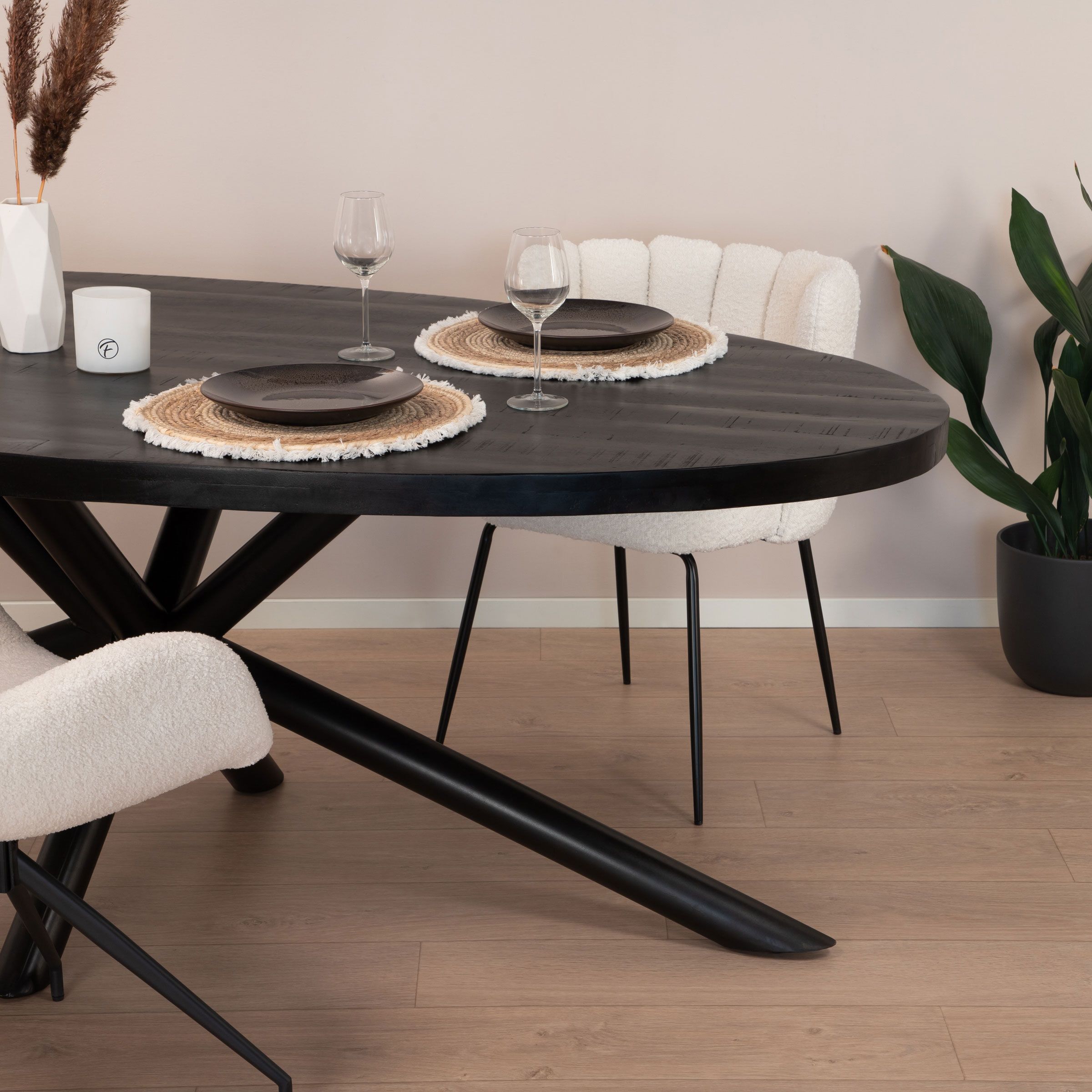 Sohome Ovale Eettafel Joshua – Strakke mangohouten blad, zwart onderstel