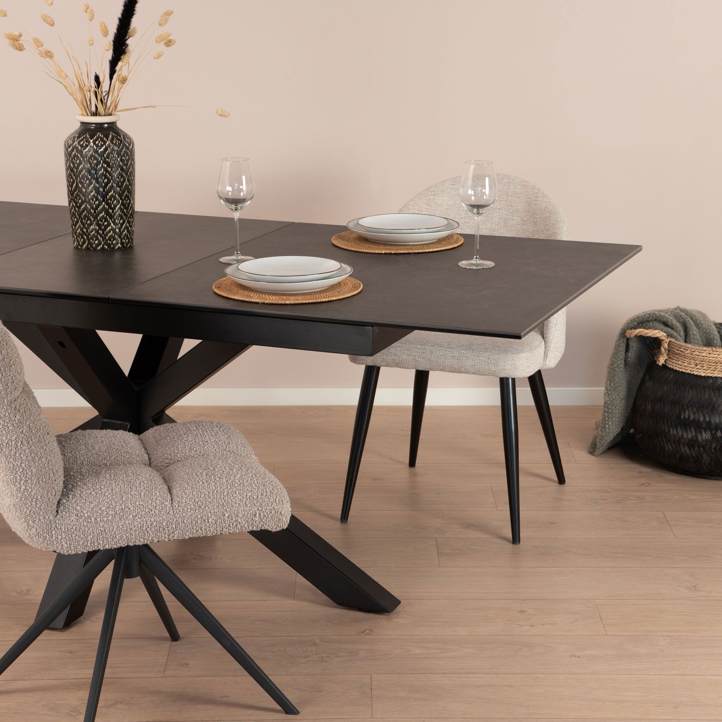 Sohome Parker – Moderne zwarte uitschuifbare eettafel met keramisch blad