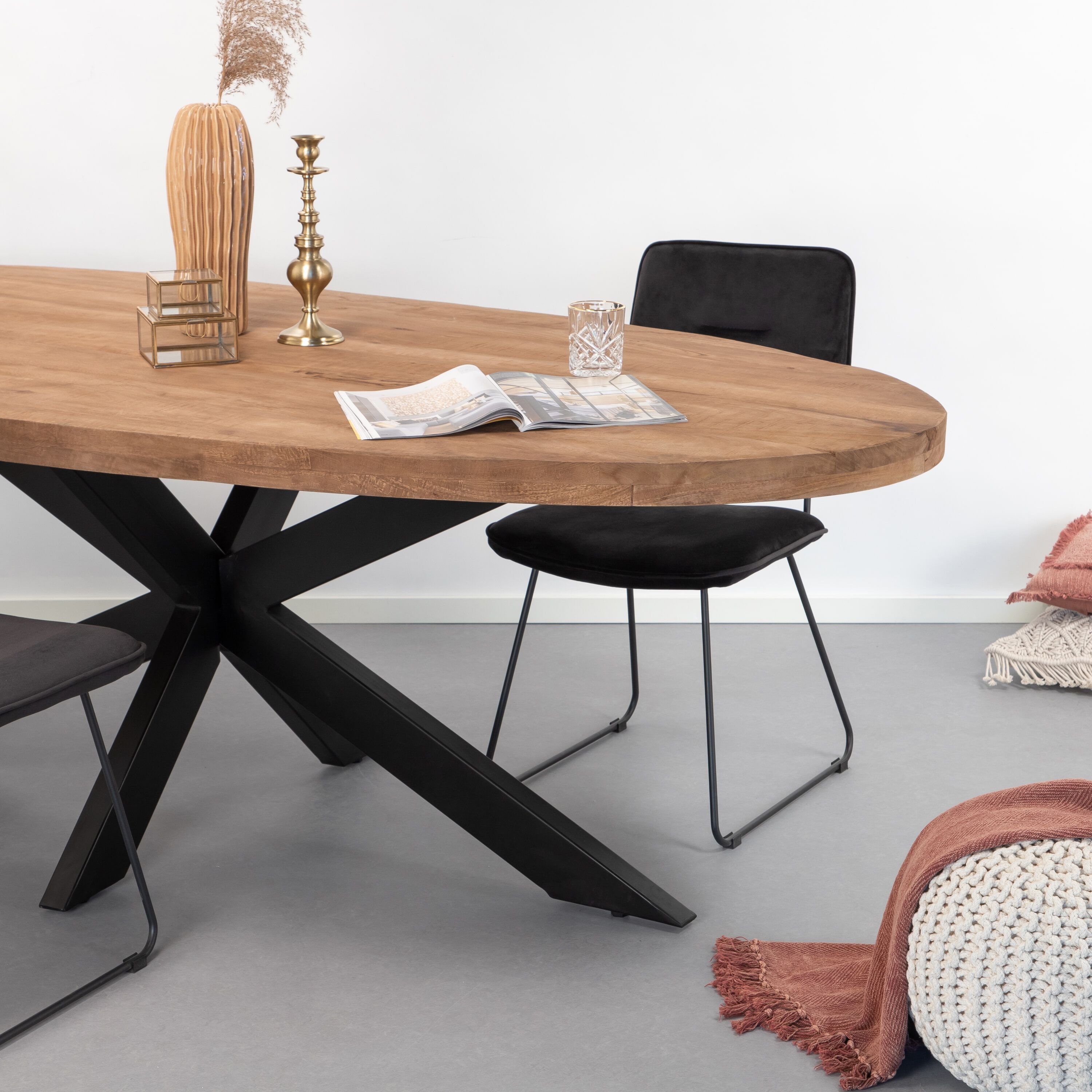Sohome Yannick ovale eettafel – mango hout & zwart stalen onderstel, 160 × 80 cm