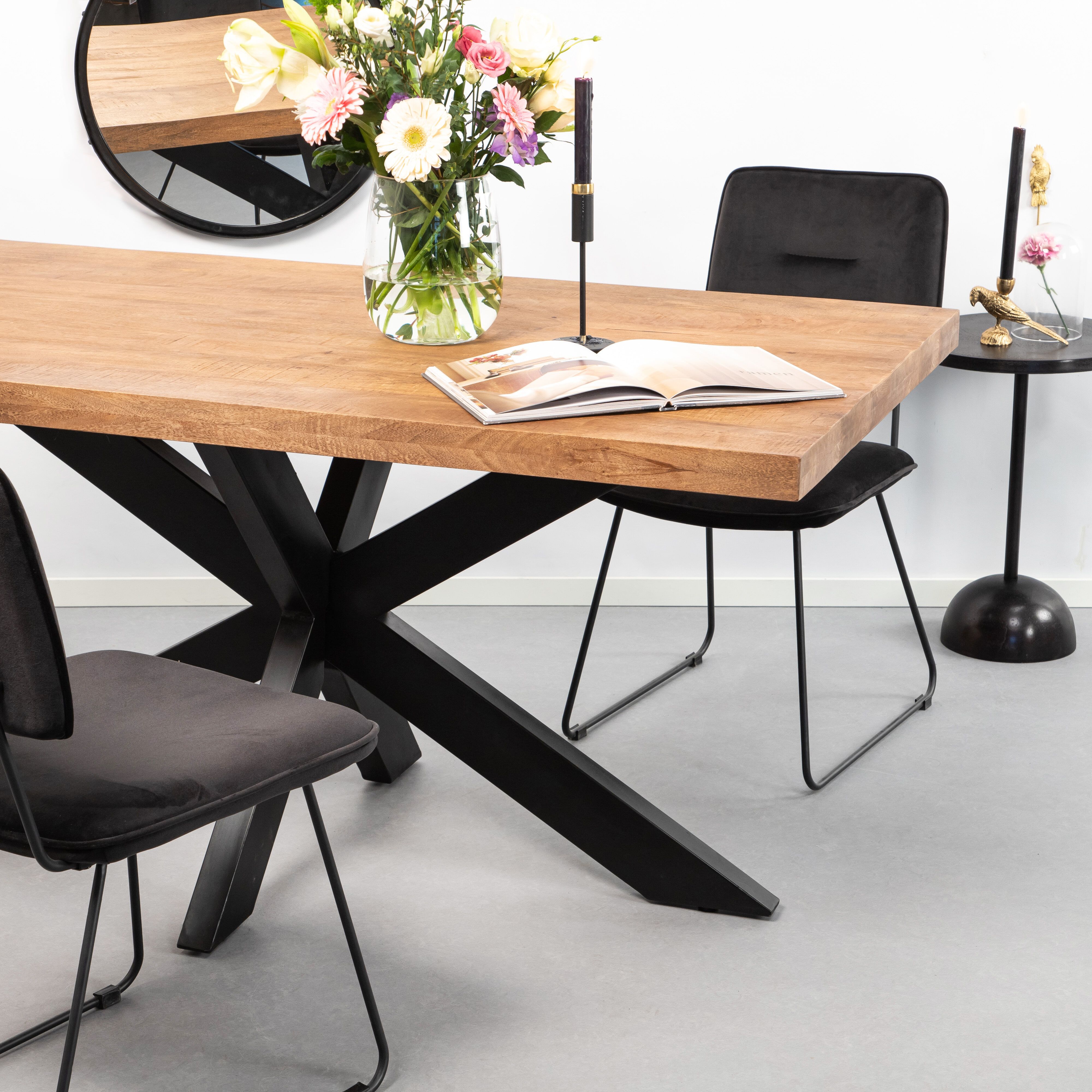 Sohome Yannick Spider eettafel – Mangohout & Zwart staal, 240 × 100 cm